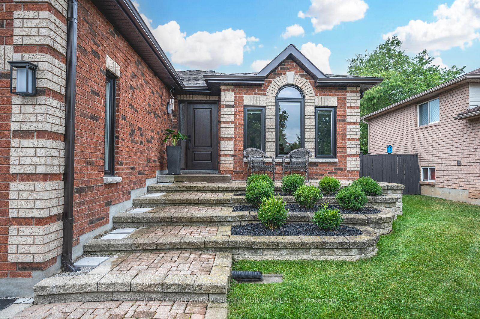 Photo 3 of 22 Cloughley Drive, Barrie, Northwest — HOMEH