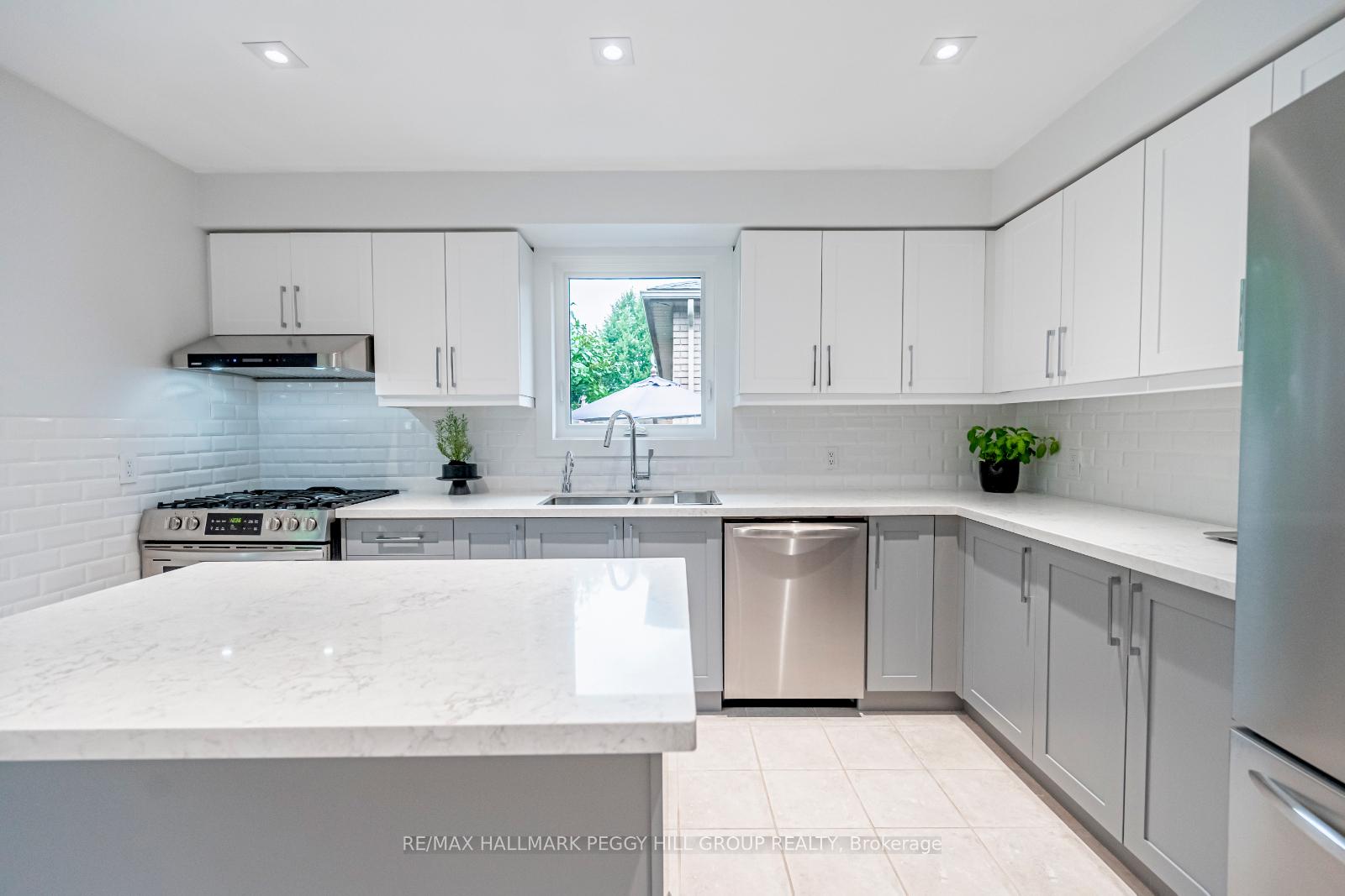 Photo 4 of 22 Cloughley Drive, Barrie, Northwest — HOMEH