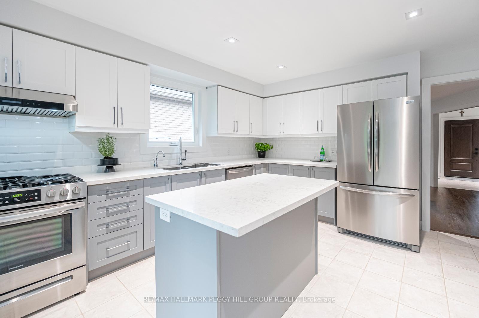 Photo 5 of 22 Cloughley Drive, Barrie, Northwest — HOMEH
