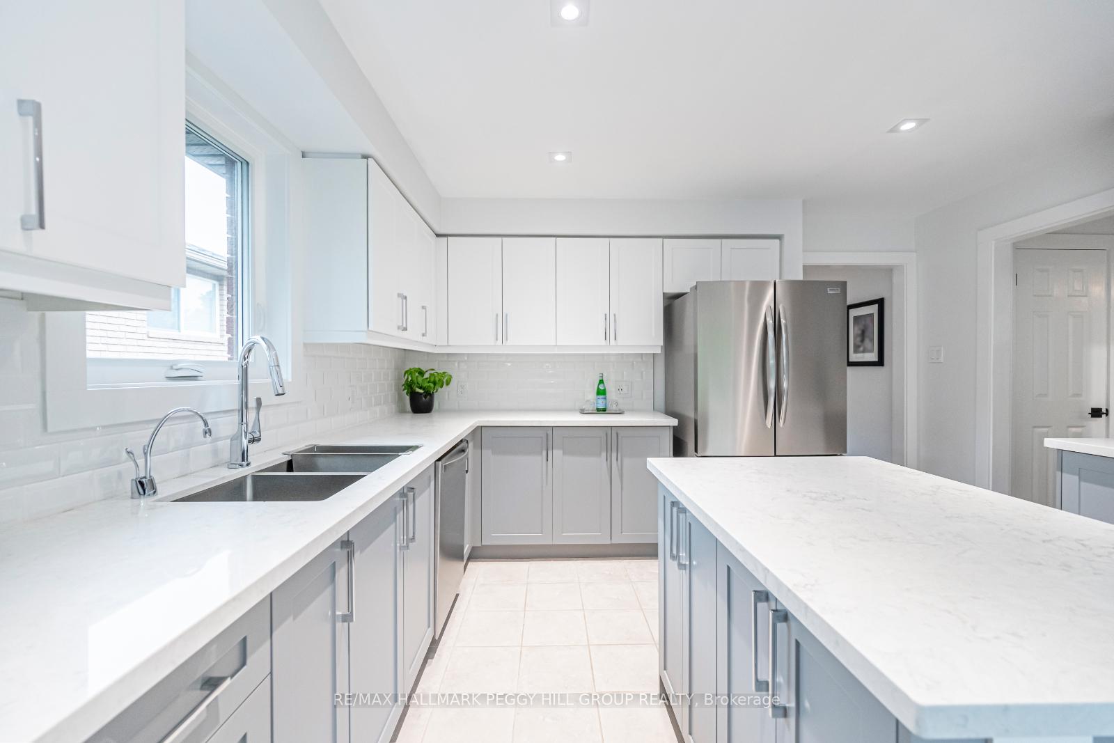 Photo 6 of 22 Cloughley Drive, Barrie, Northwest — HOMEH