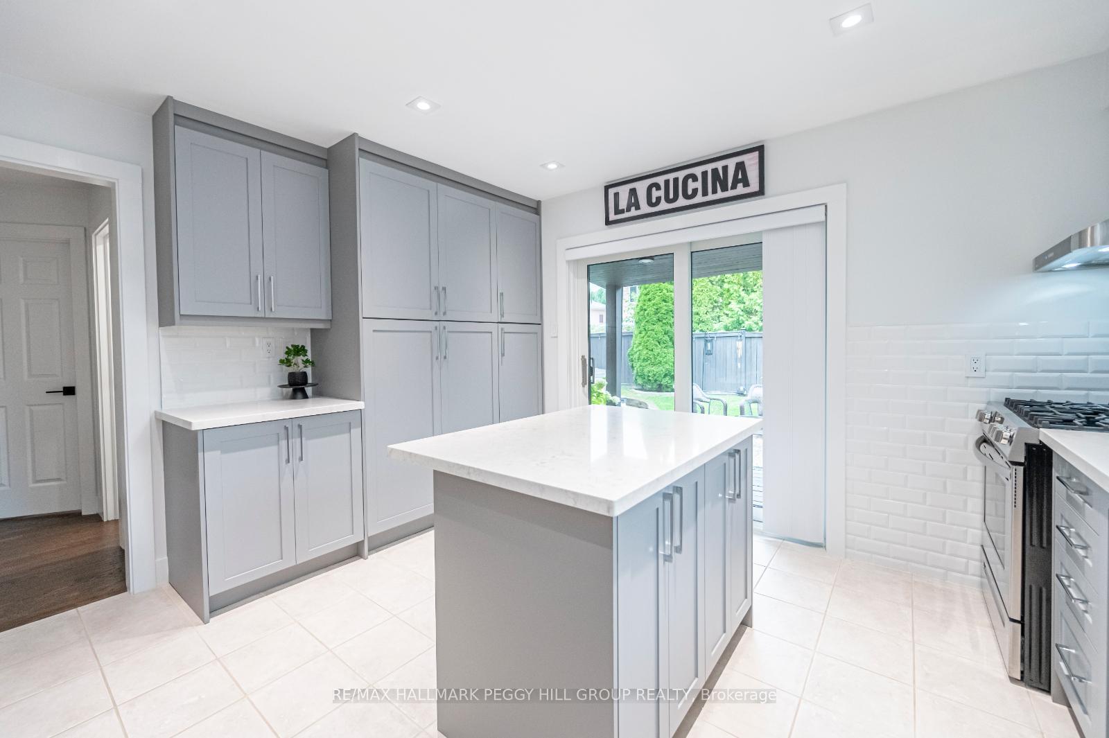 Photo 7 of 22 Cloughley Drive, Barrie, Northwest — HOMEH