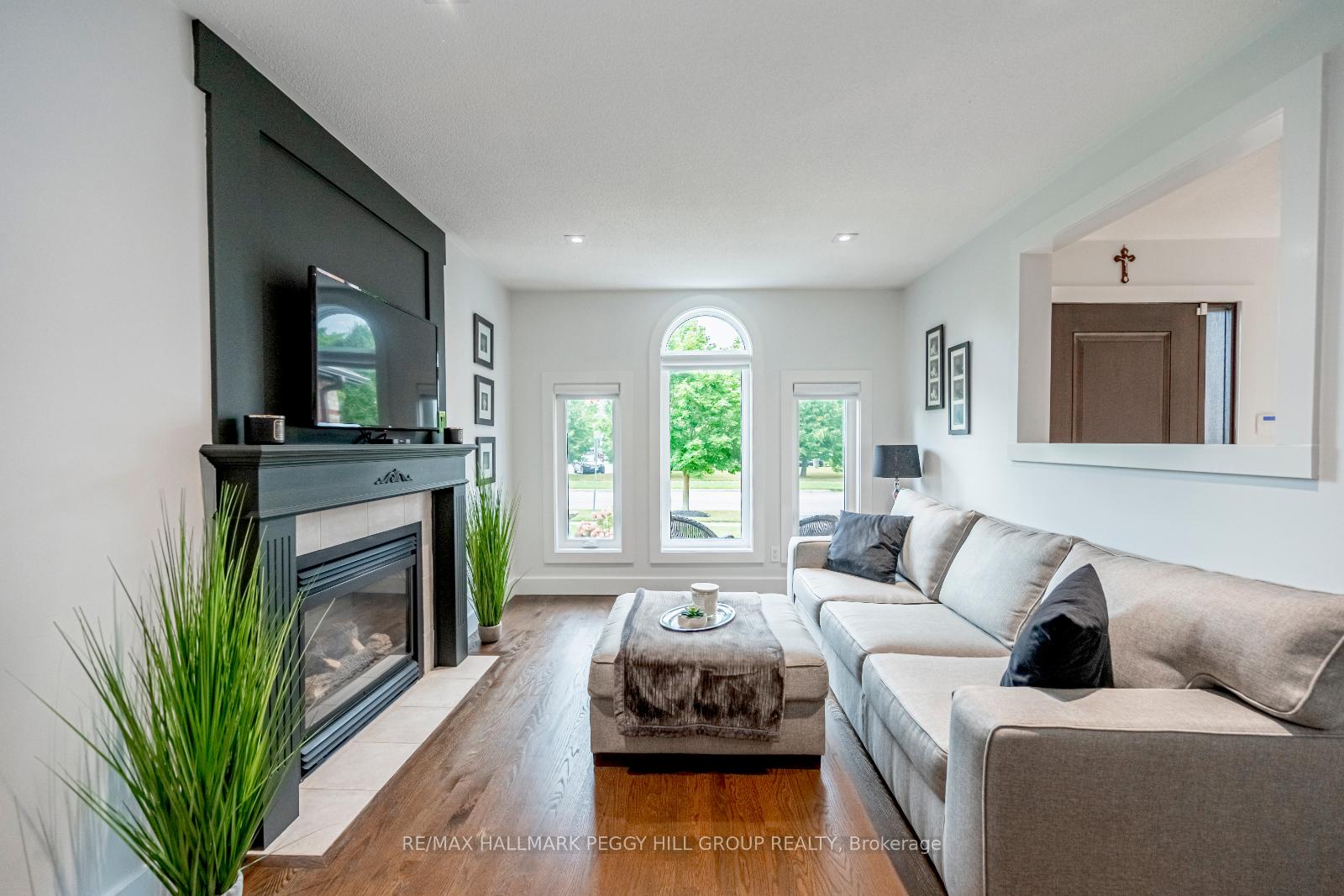 Photo 9 of 22 Cloughley Drive, Barrie, Northwest — HOMEH