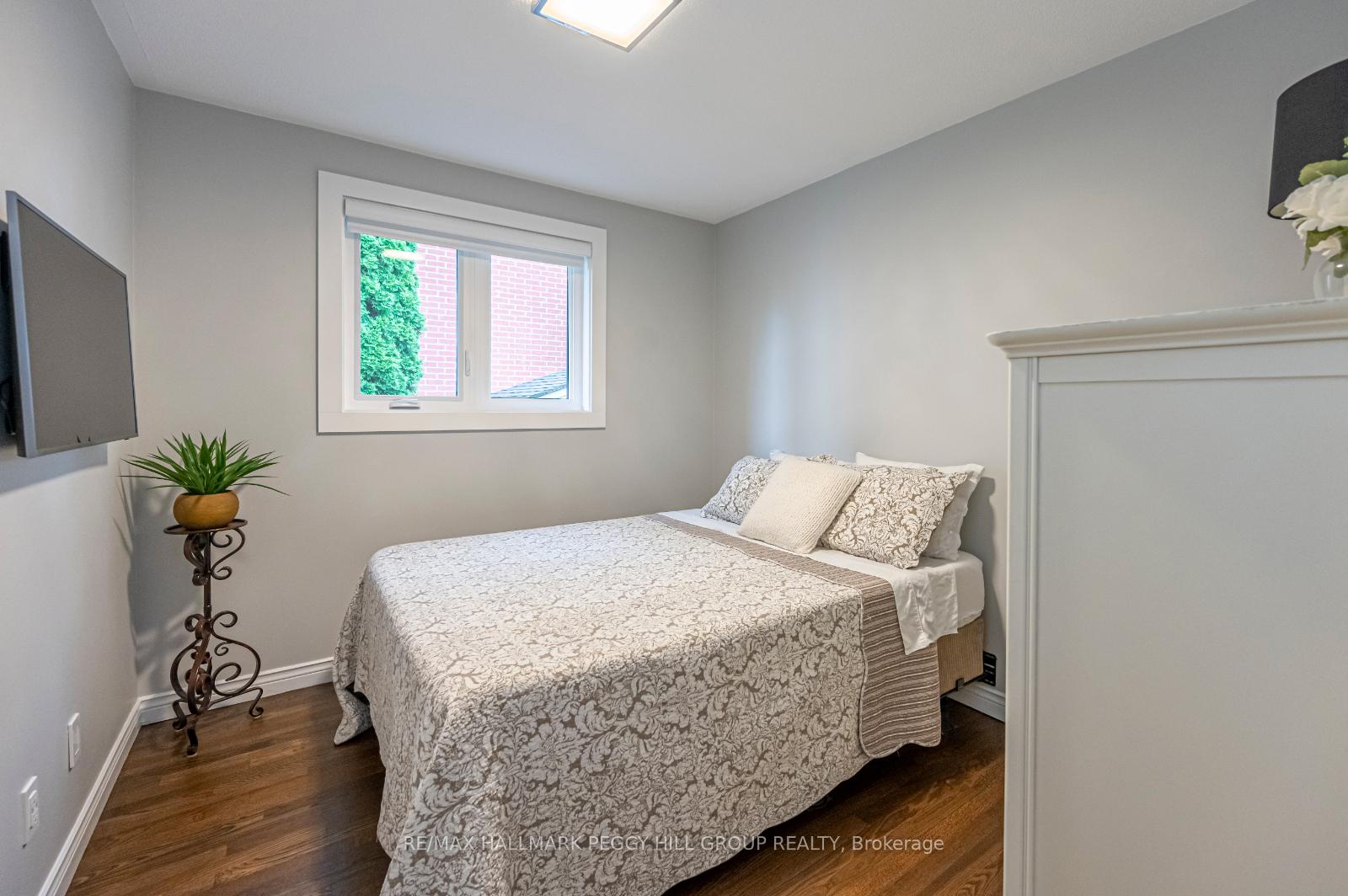Photo 11 of 22 Cloughley Drive, Barrie, Northwest — HOMEH