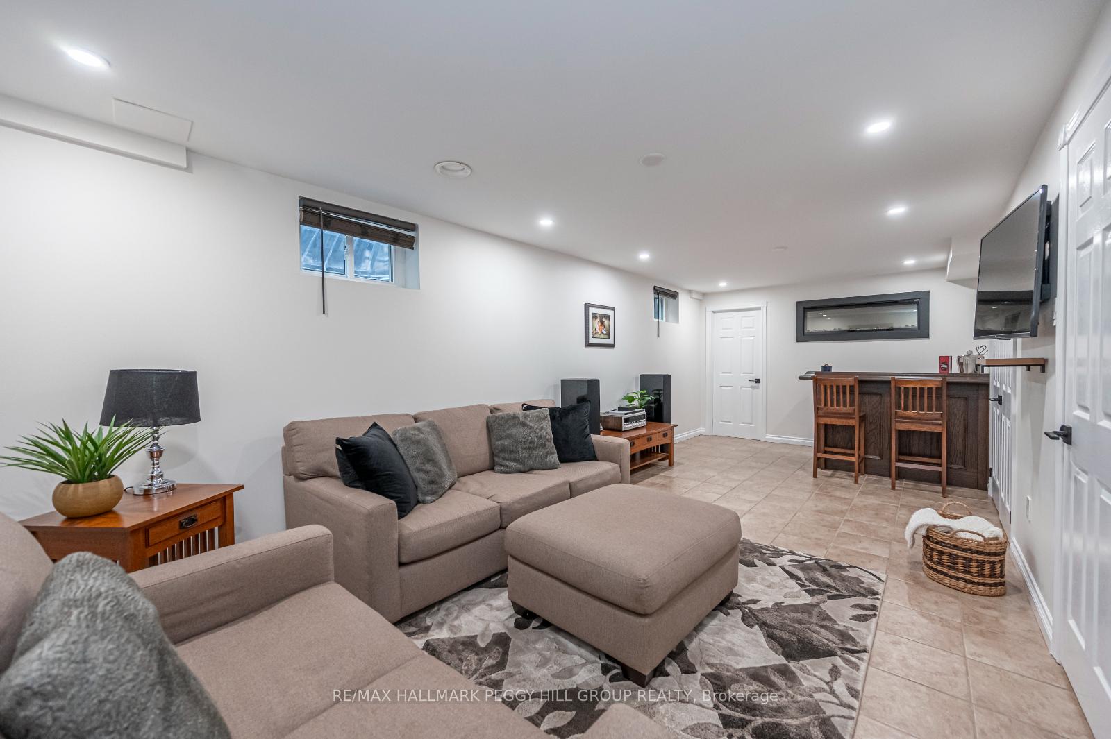 Photo 14 of 22 Cloughley Drive, Barrie, Northwest — HOMEH