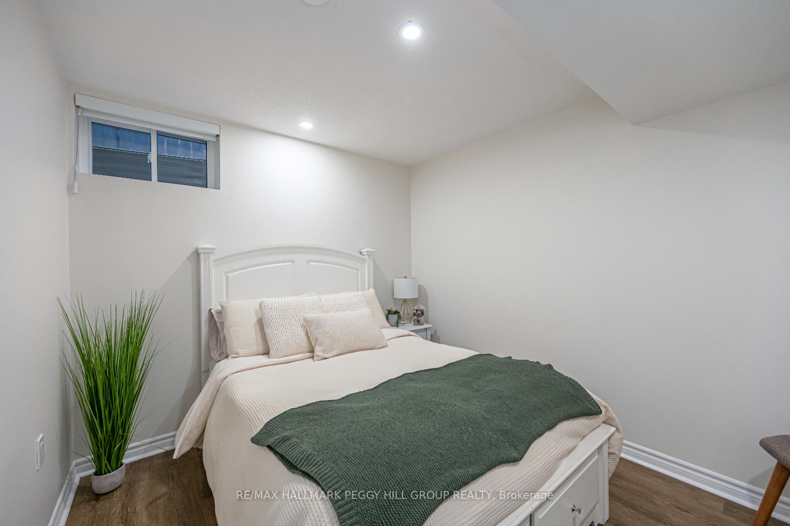 Photo 16 of 22 Cloughley Drive, Barrie, Northwest — HOMEH