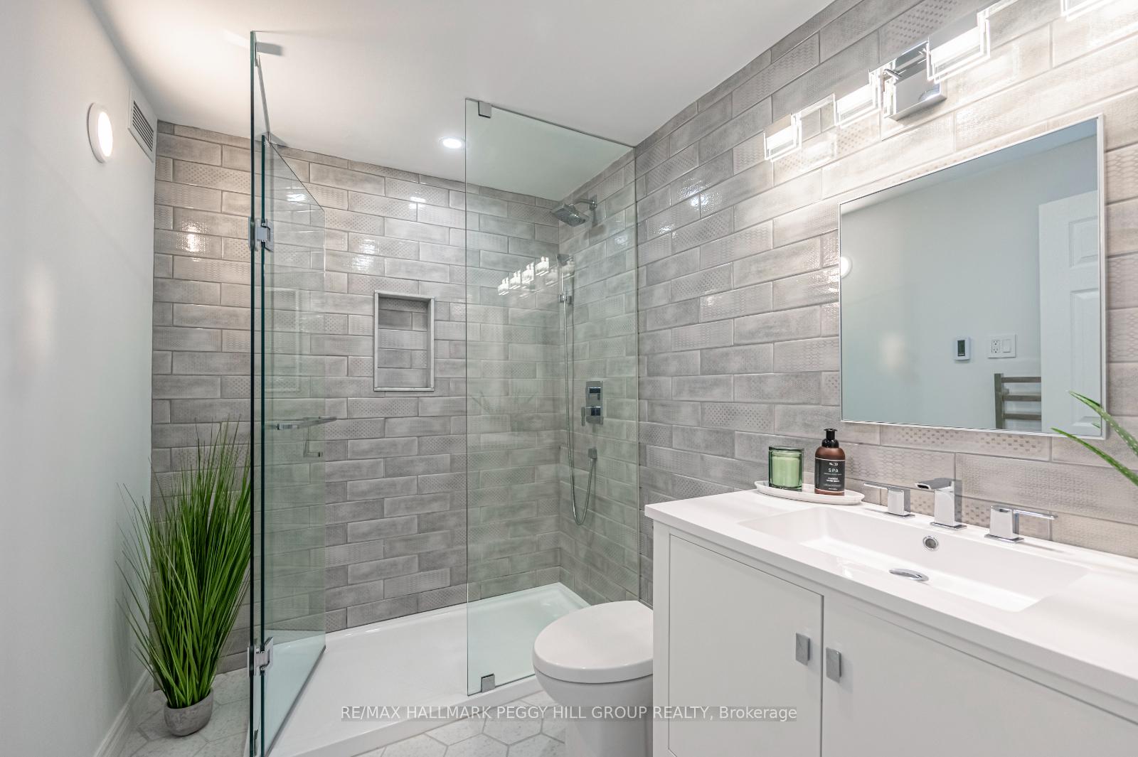 Photo 19 of 22 Cloughley Drive, Barrie, Northwest — HOMEH