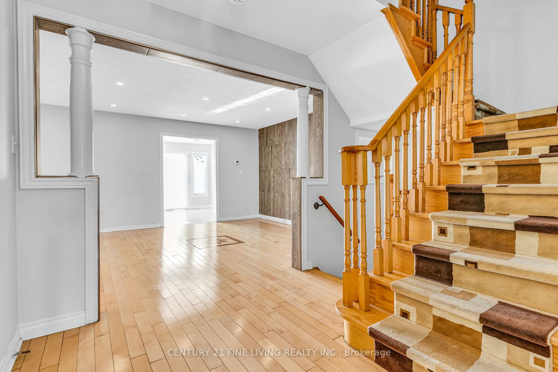 Photo 3 of 53 Pressed Brick Drive, Brampton, Brampton North — HOMEH