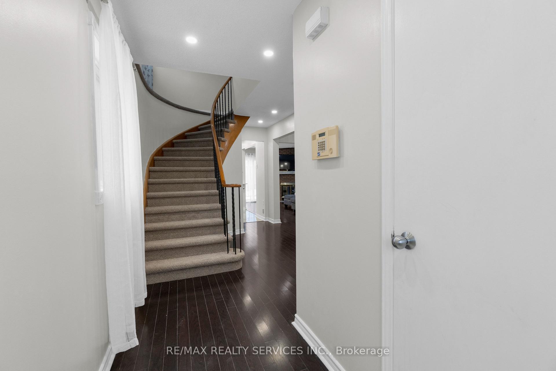 Photo 2 of 95 Martindale Crescent, Brampton, Brampton West — HOMEH