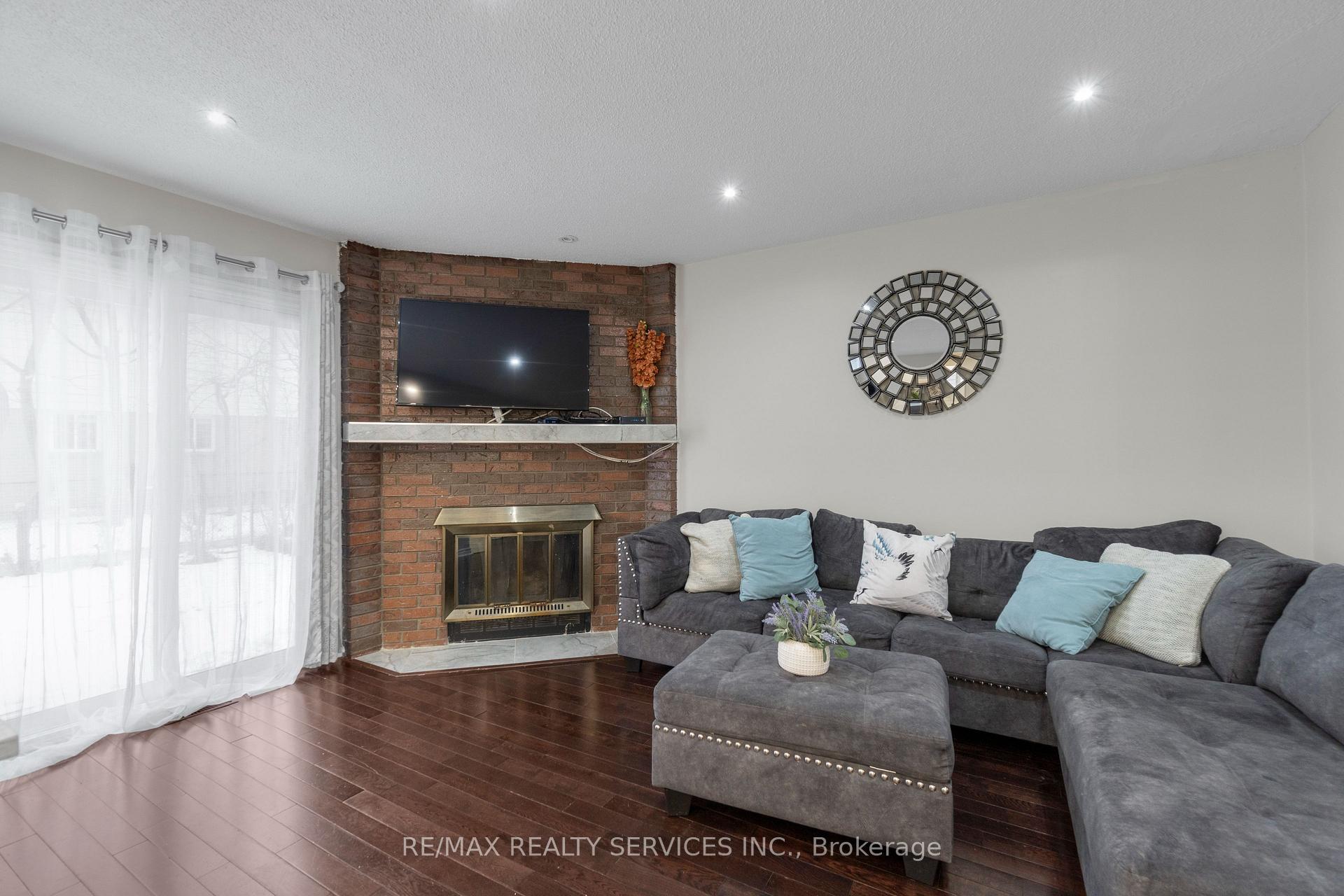 Photo 3 of 95 Martindale Crescent, Brampton, Brampton West — HOMEH