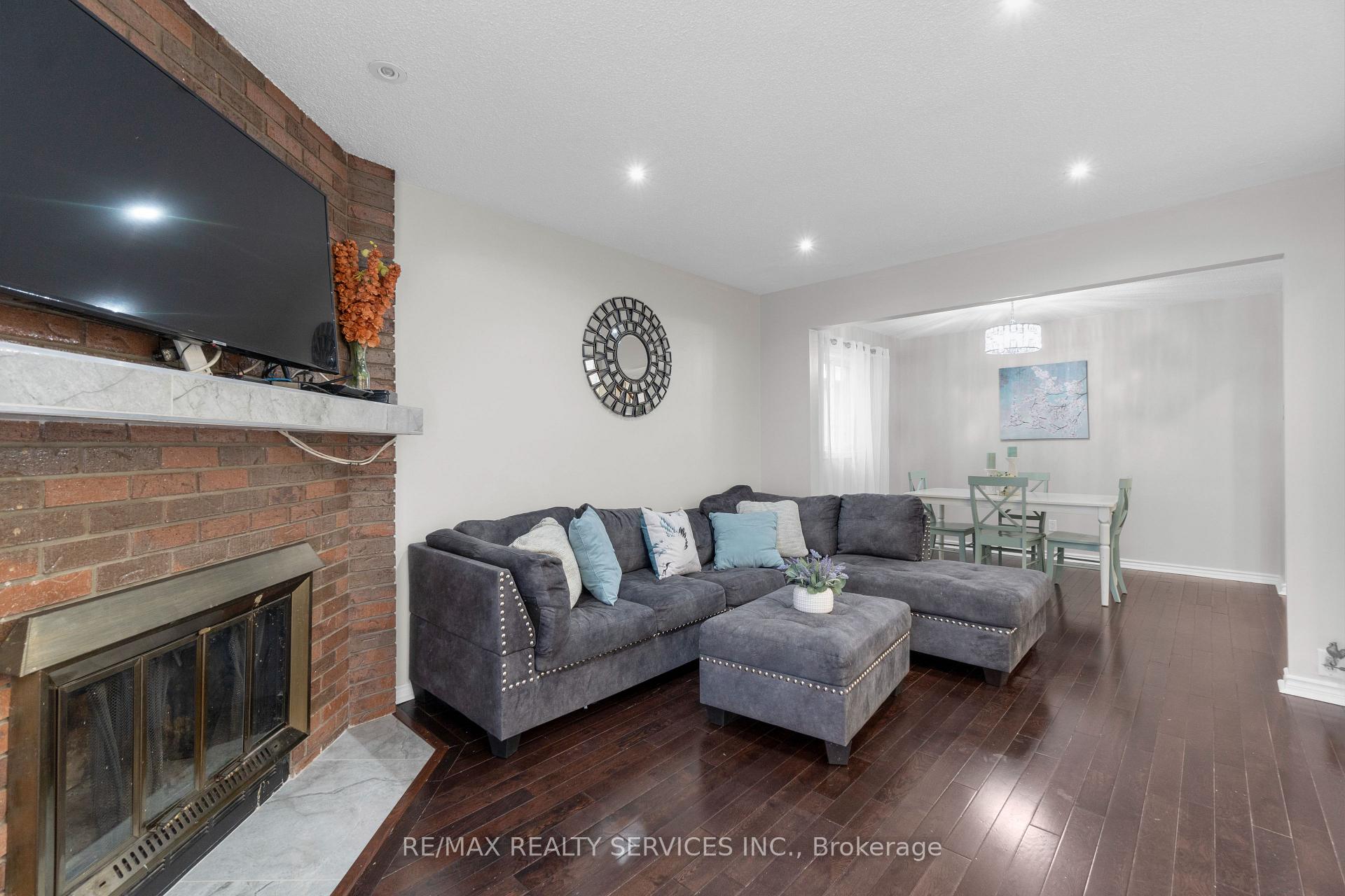 Photo 4 of 95 Martindale Crescent, Brampton, Brampton West — HOMEH