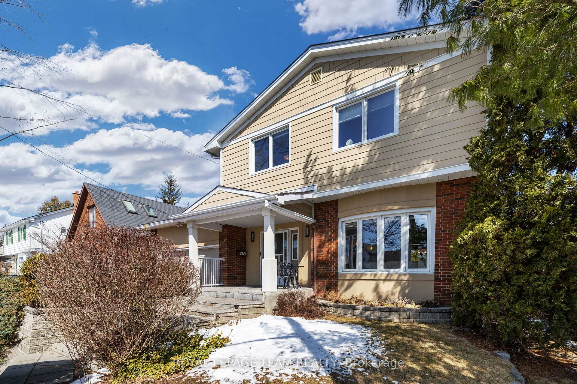 Photo 2 of 695 Hillcrest Avenue, Ottawa, Laurentianview — HOMEH