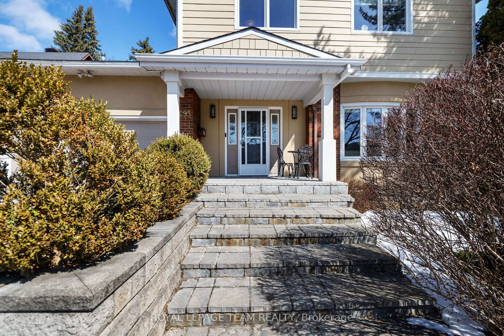 Photo 8 of 695 Hillcrest Avenue, Ottawa, Laurentianview — HOMEH