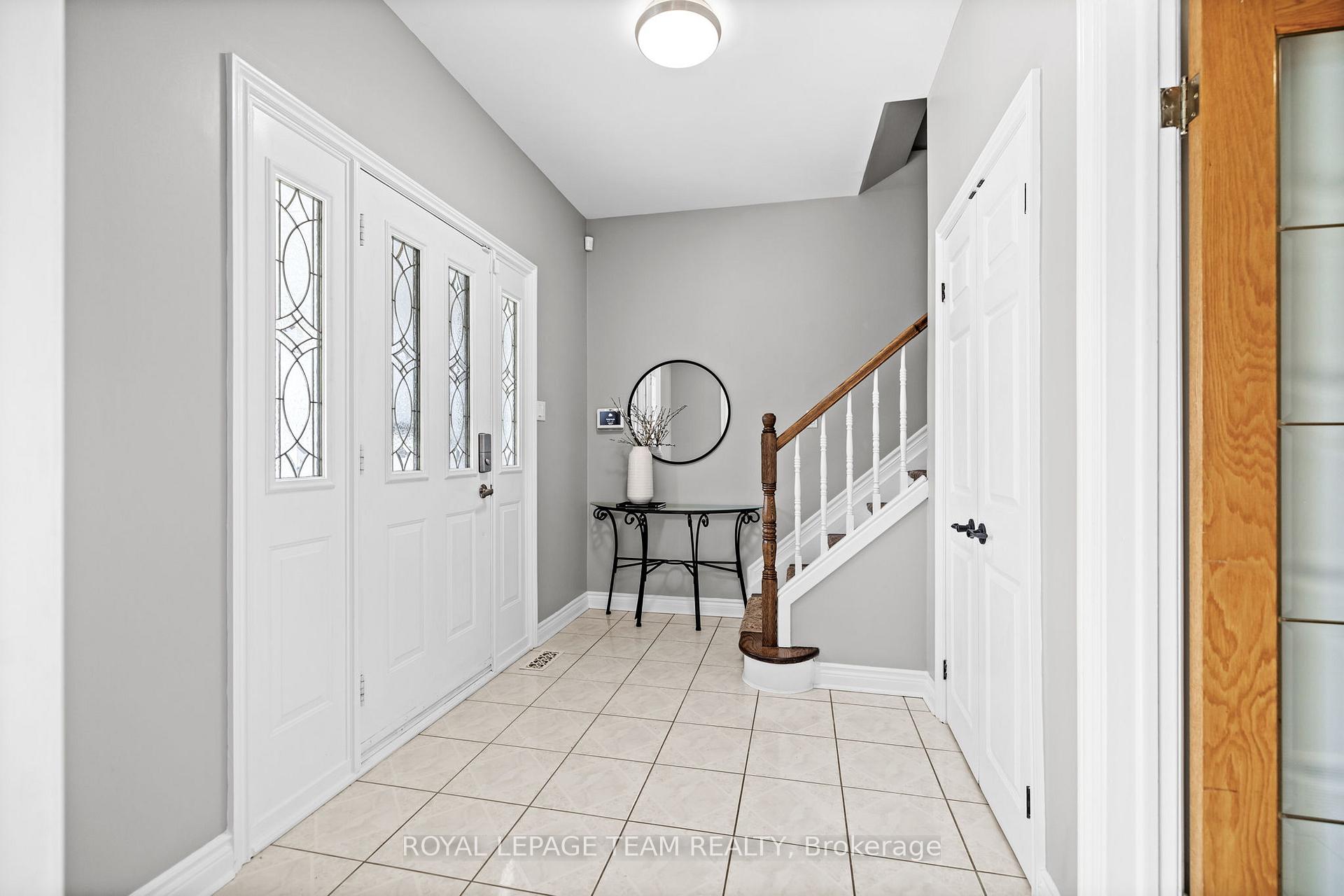 Photo 3 of 695 Hillcrest Avenue, Ottawa, Laurentianview — HOMEH