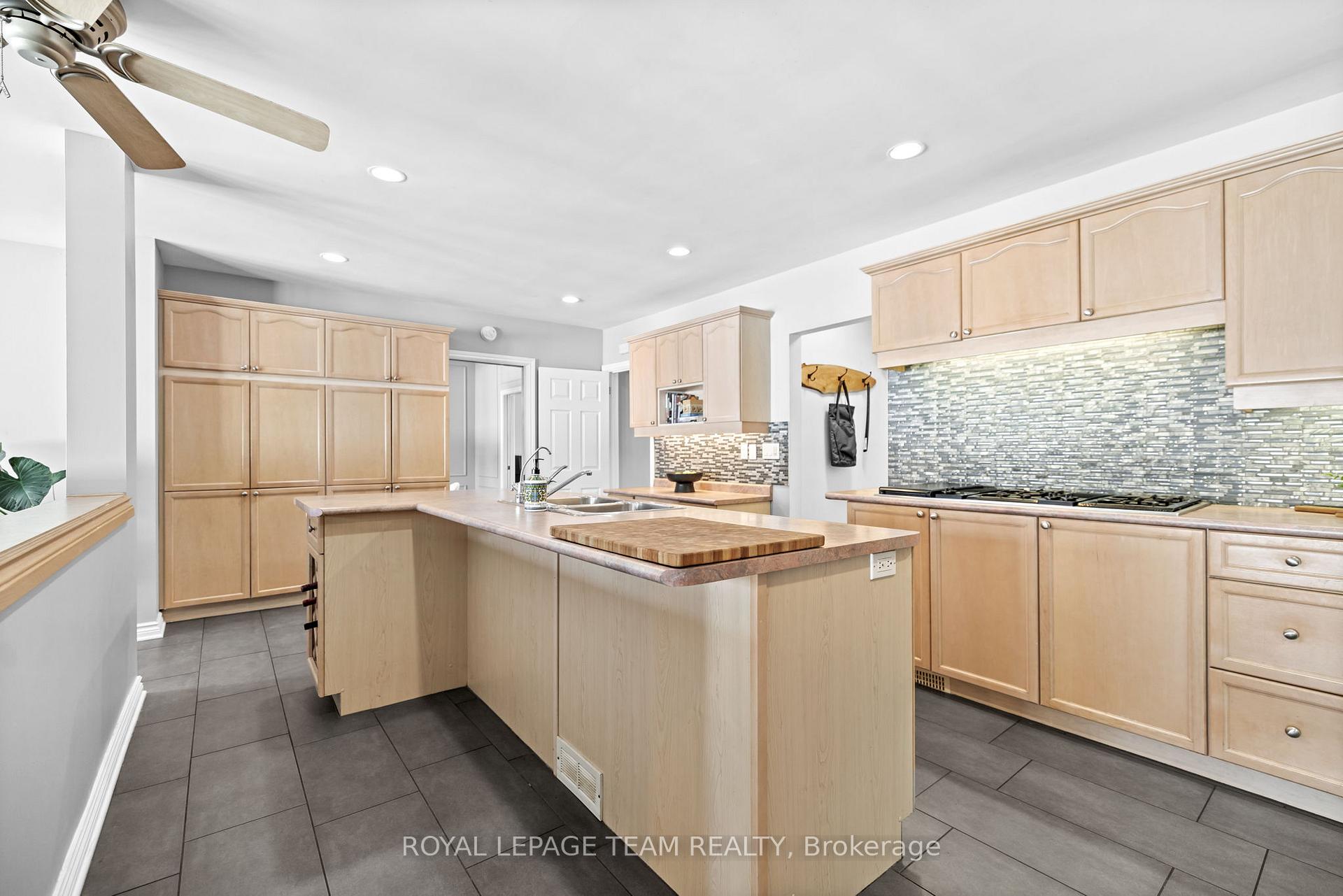 Photo 13 of 695 Hillcrest Avenue, Ottawa, Laurentianview — HOMEH