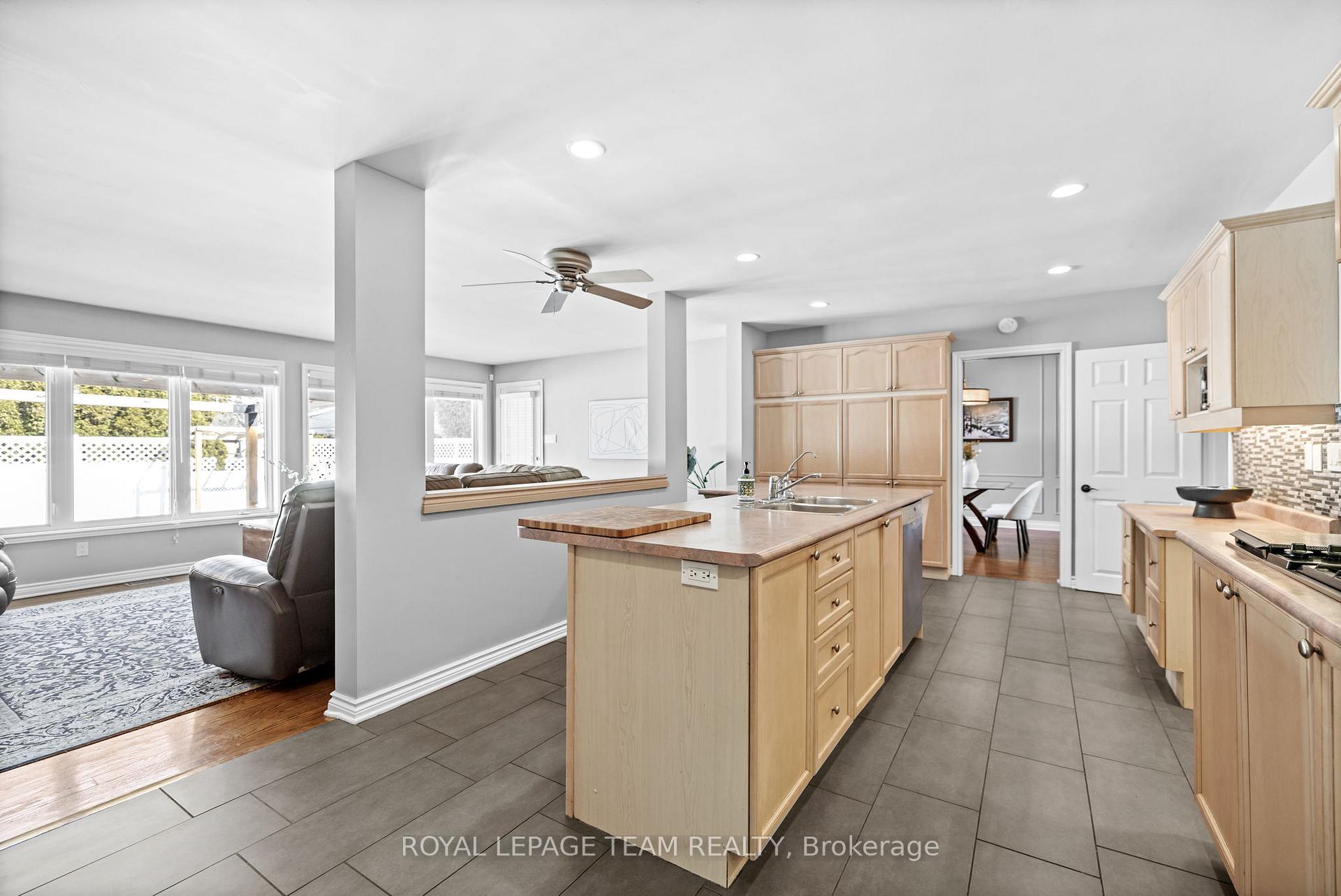 Photo 10 of 695 Hillcrest Avenue, Ottawa, Laurentianview — HOMEH