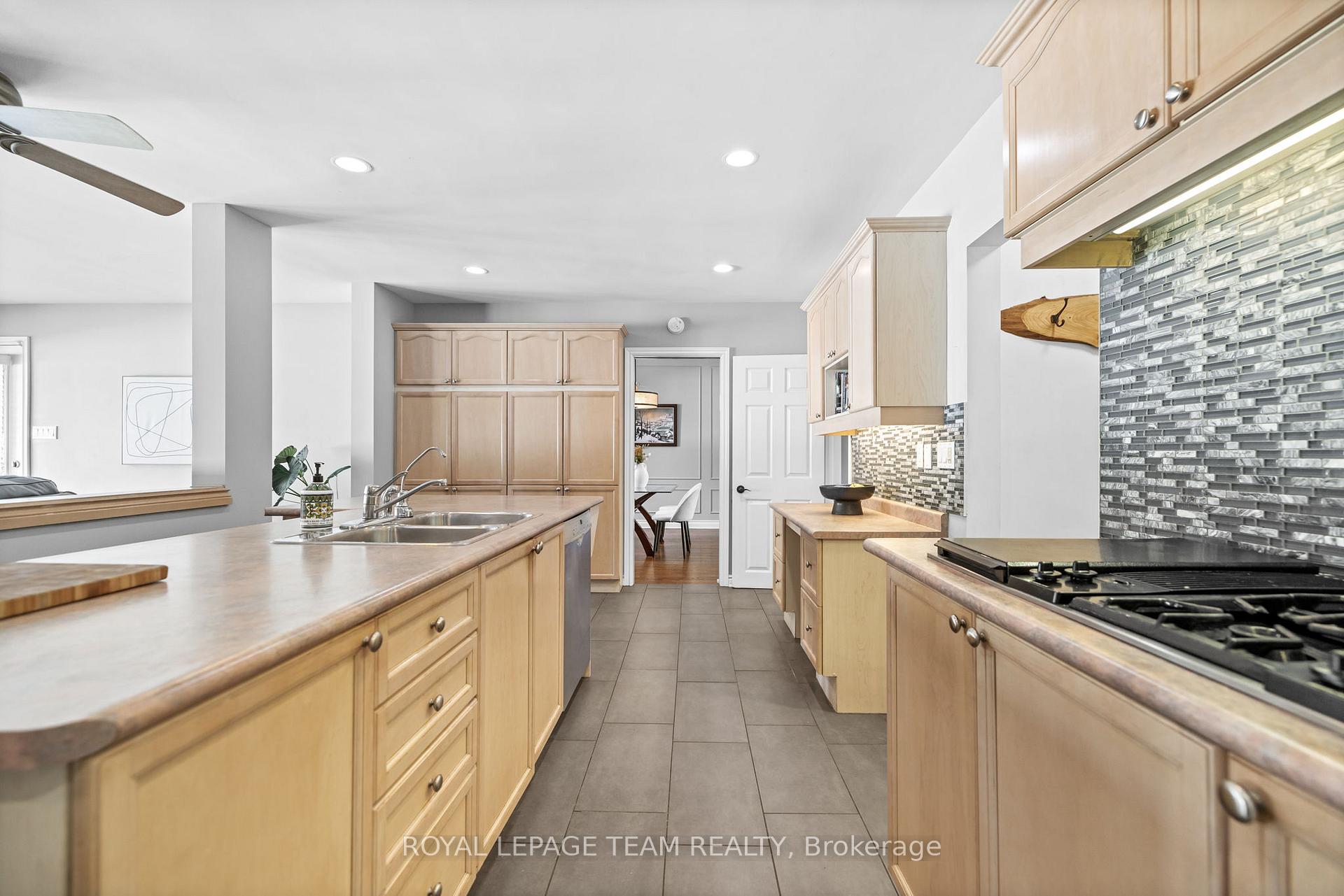 Photo 12 of 695 Hillcrest Avenue, Ottawa, Laurentianview — HOMEH
