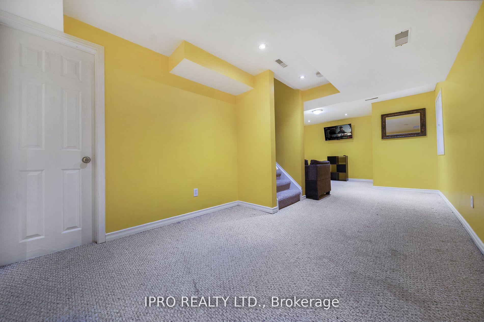 Photo 15 of 108 Sweetwood Circle, Brampton, Fletcher's Meadow — HOMEH