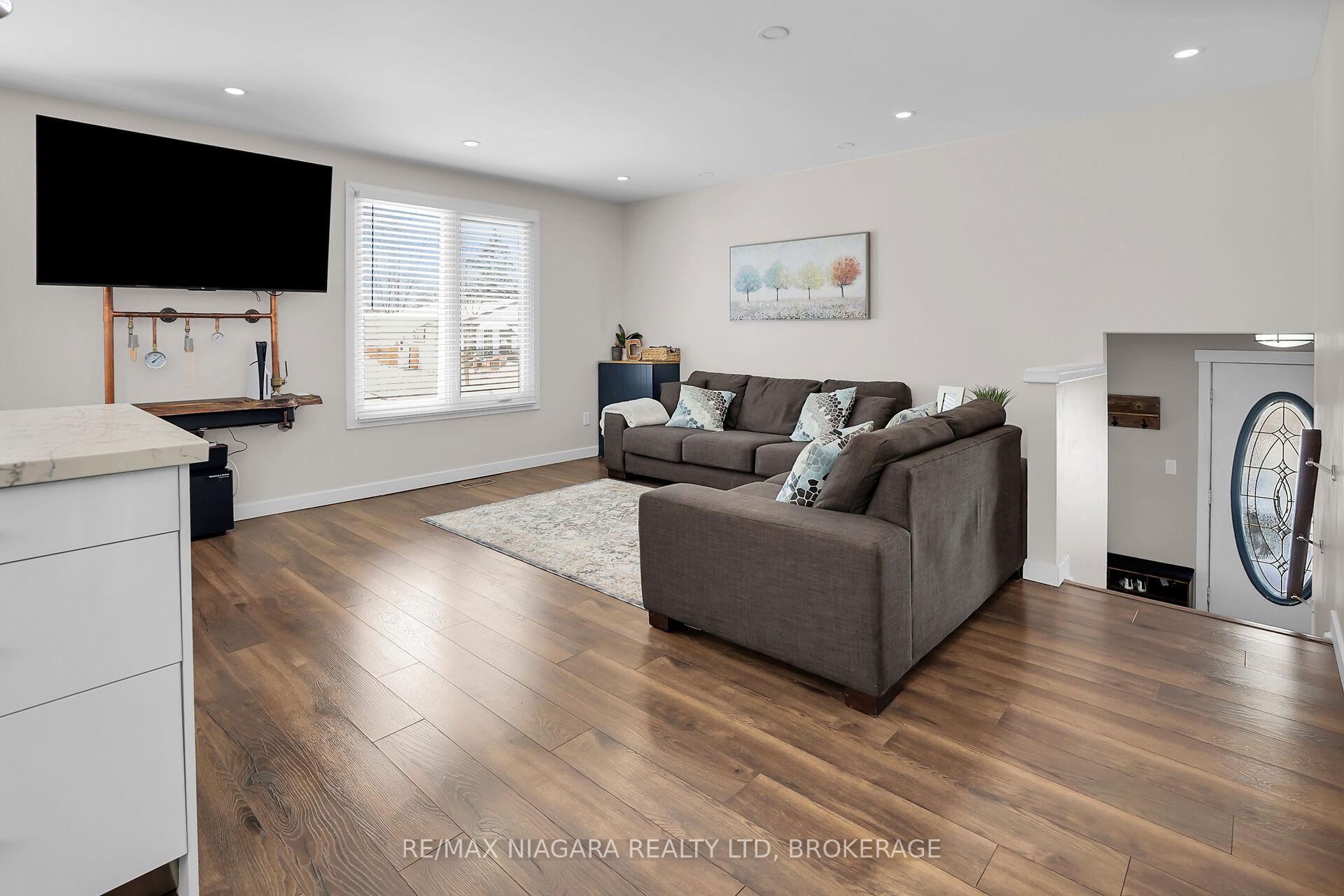 Photo 12 of 52 Yorkdale Crescent, Hamilton, Stoney Creek Mountain — HOMEH