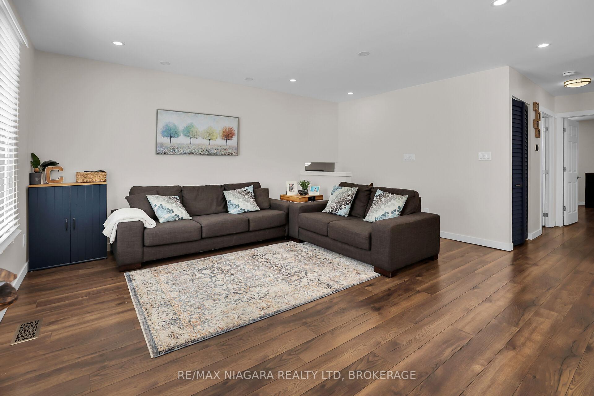 Photo 13 of 52 Yorkdale Crescent, Hamilton, Stoney Creek Mountain — HOMEH