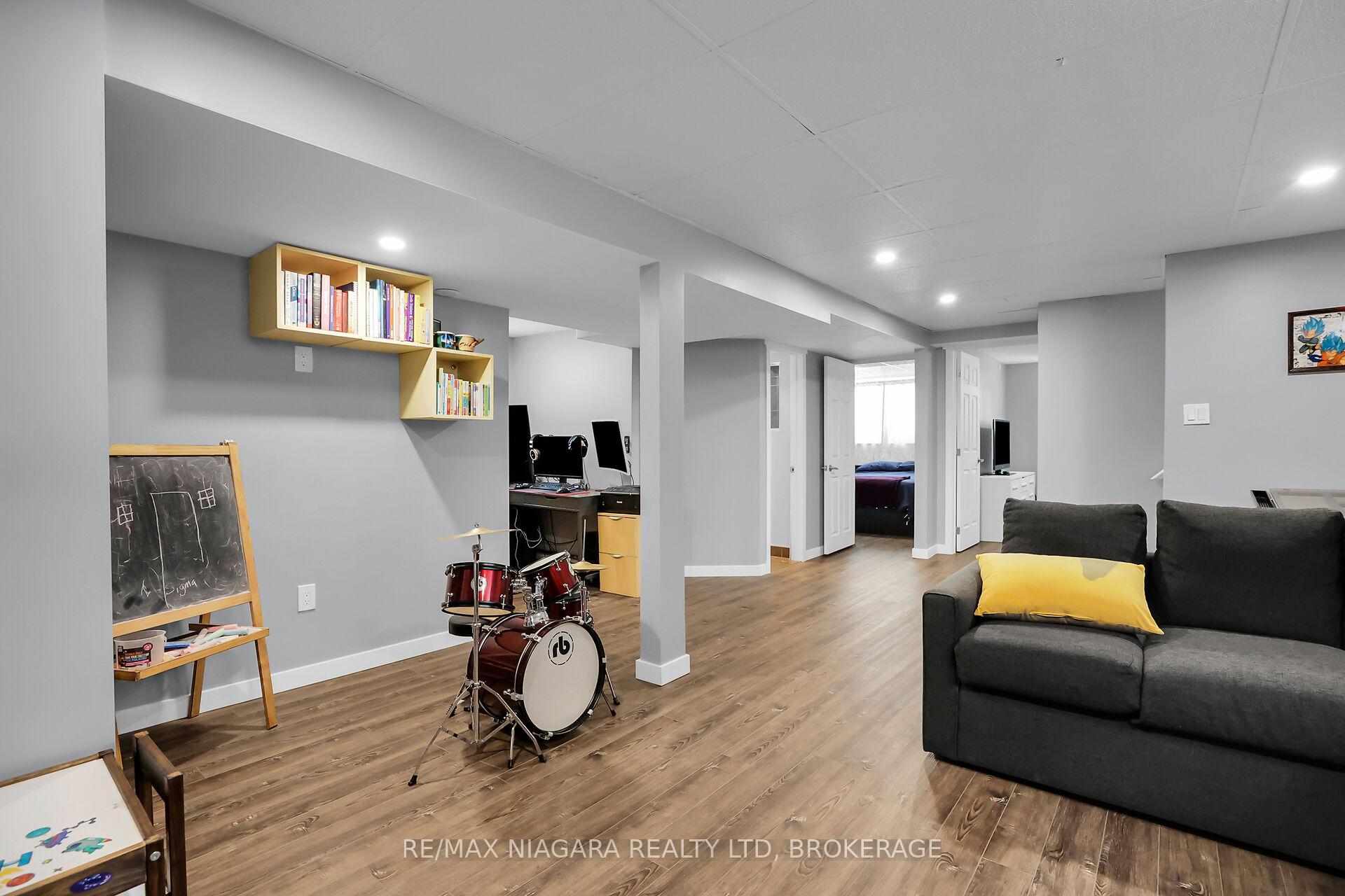 Photo 34 of 52 Yorkdale Crescent, Hamilton, Stoney Creek Mountain — HOMEH