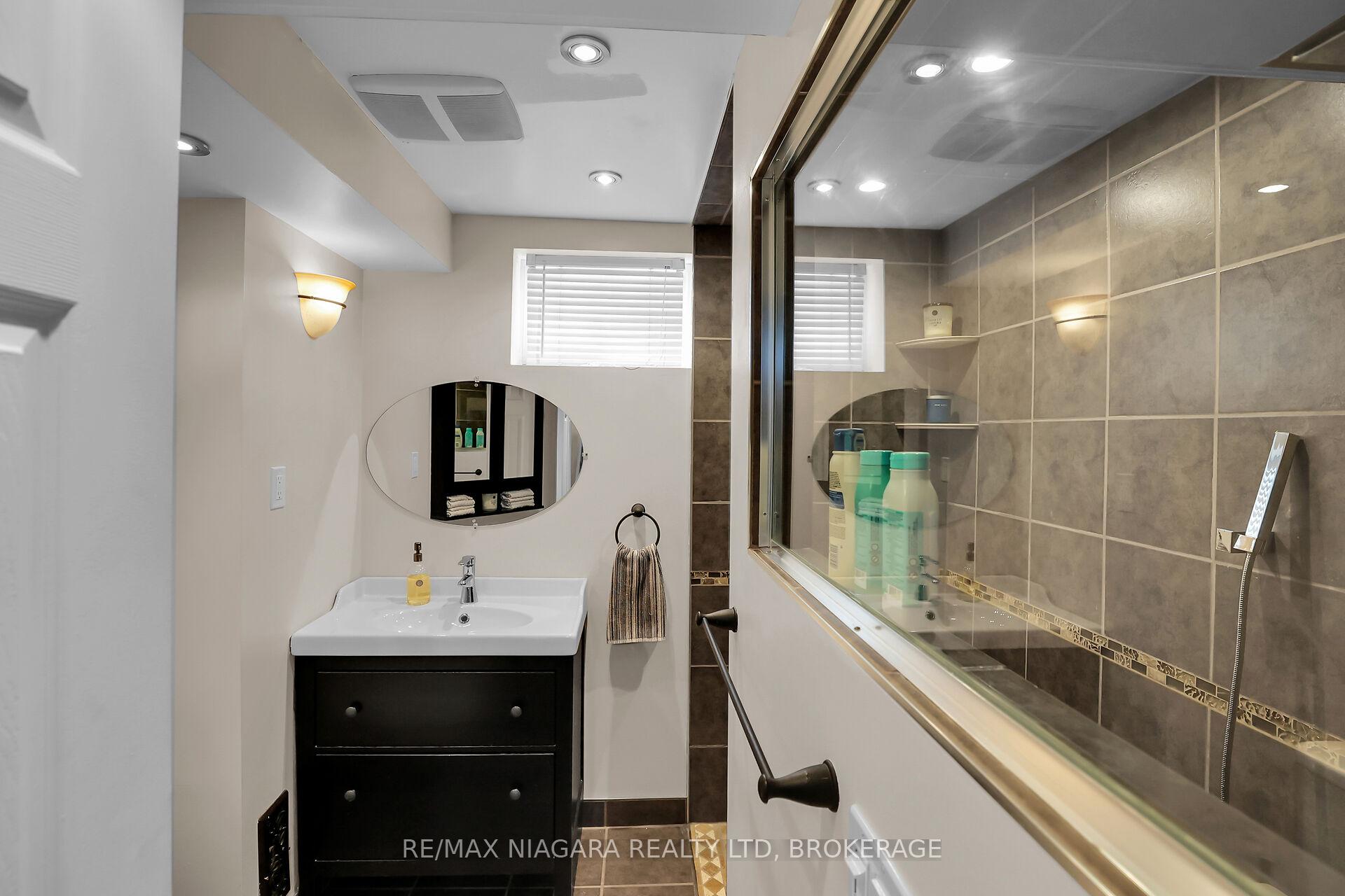 Photo 39 of 52 Yorkdale Crescent, Hamilton, Stoney Creek Mountain — HOMEH