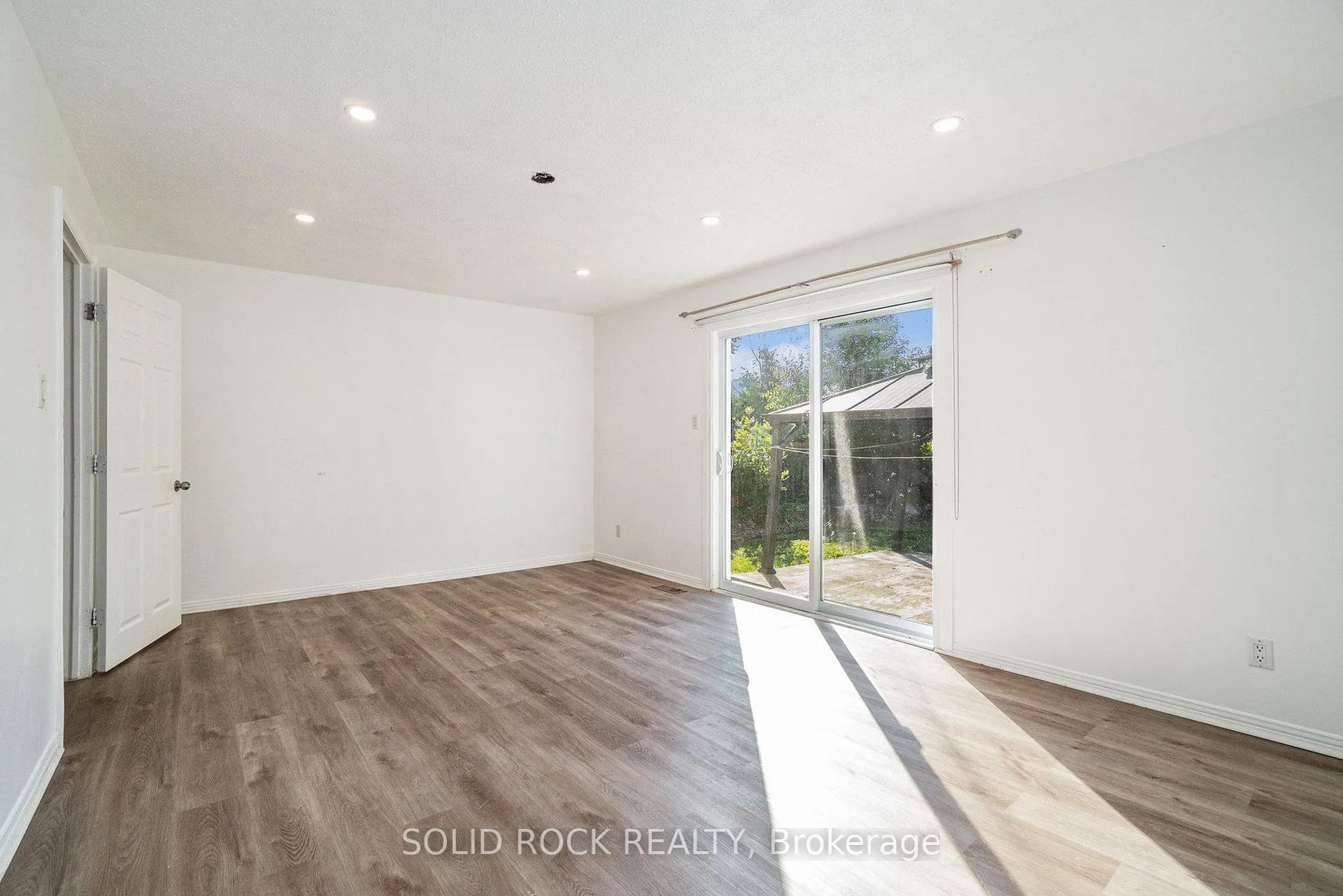 Photo 4 of 1432 Leigh Crescent, Ottawa, Carson Grove — HOMEH