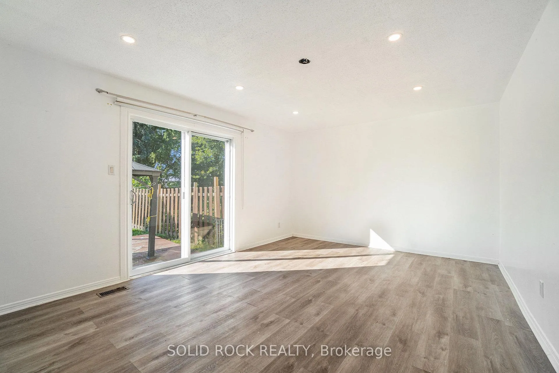 Photo 5 of 1432 Leigh Crescent, Ottawa, Carson Grove — HOMEH