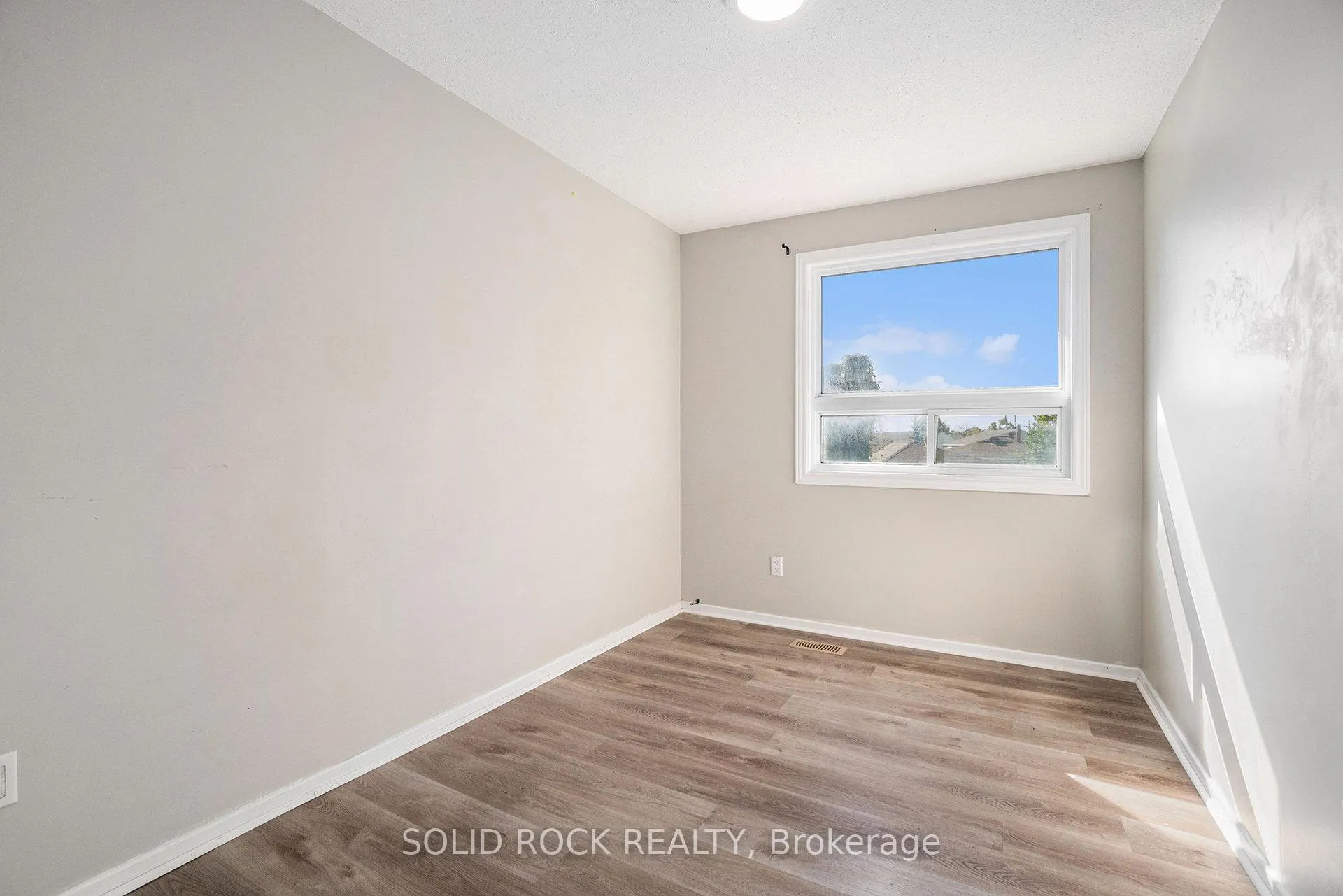 Photo 9 of 1432 Leigh Crescent, Ottawa, Carson Grove — HOMEH