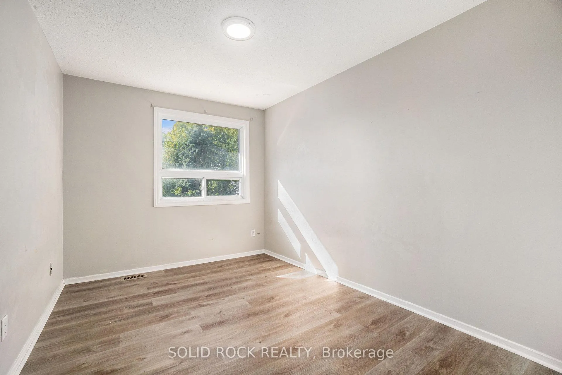 Photo 10 of 1432 Leigh Crescent, Ottawa, Carson Grove — HOMEH