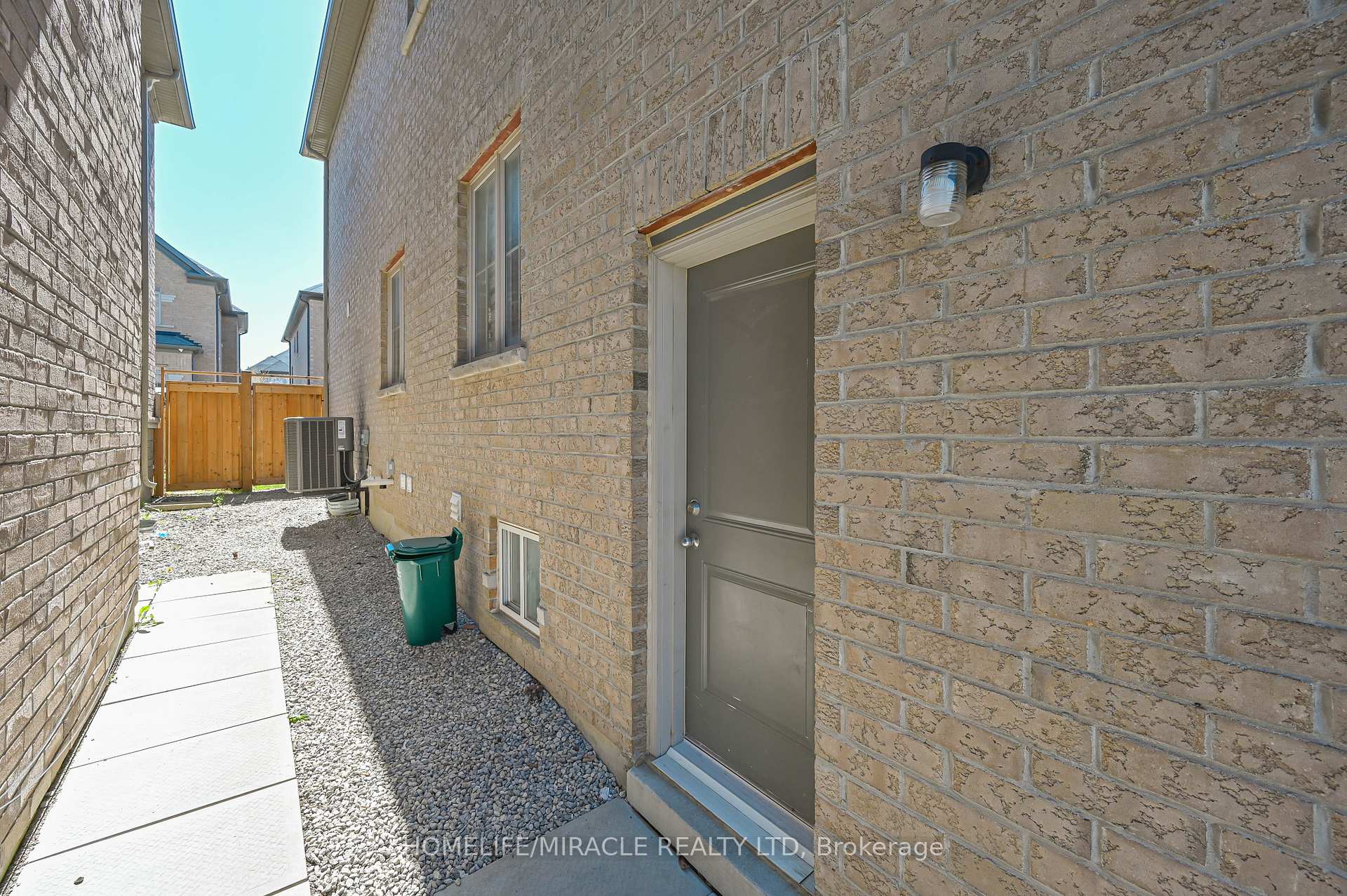 Photo 7 of 4 Camston Road, Brampton, Toronto Gore Rural Estate — HOMEH