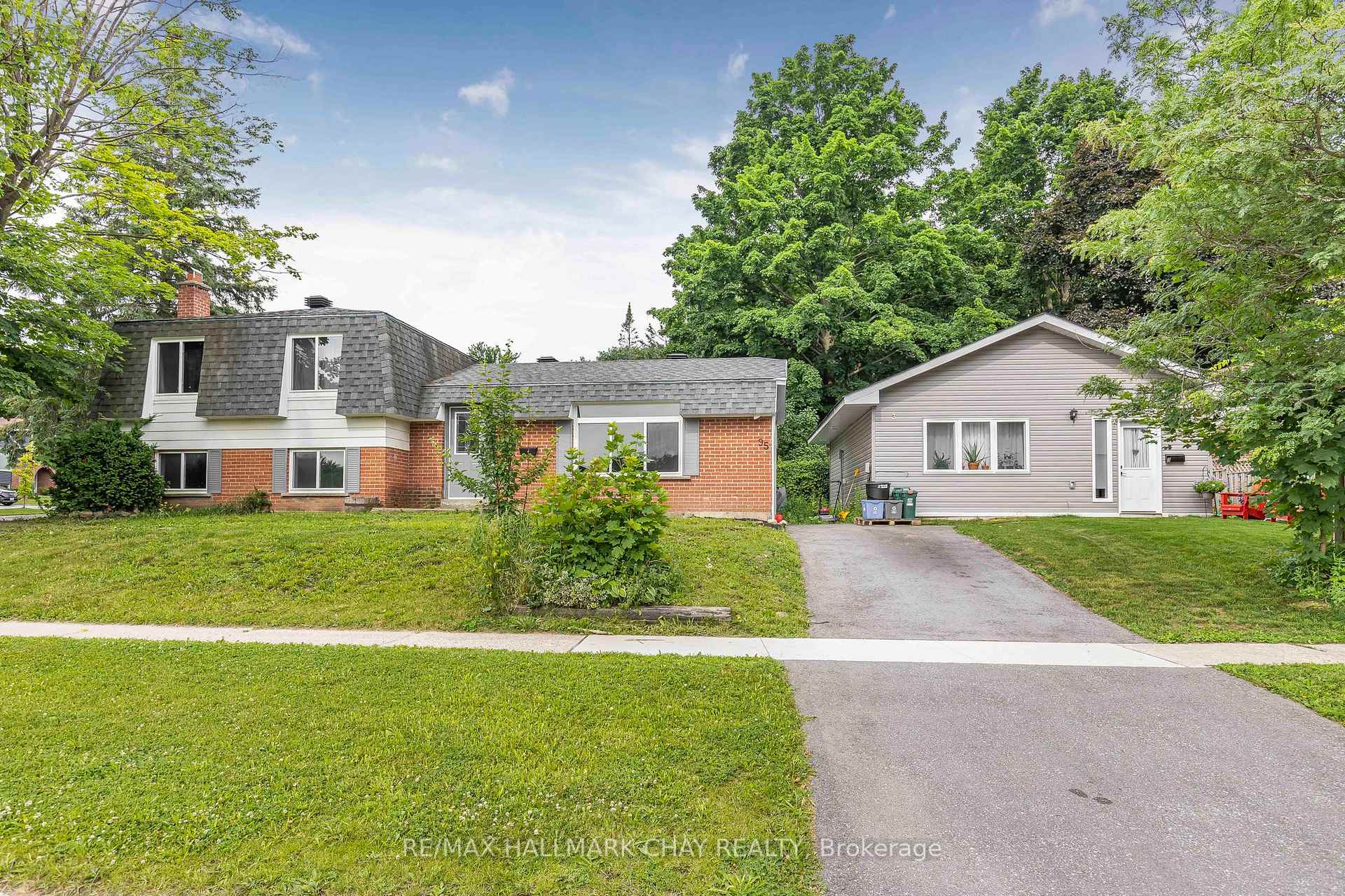 Front of Unit 1, 2, 3, 95 Farmingdale Crescent