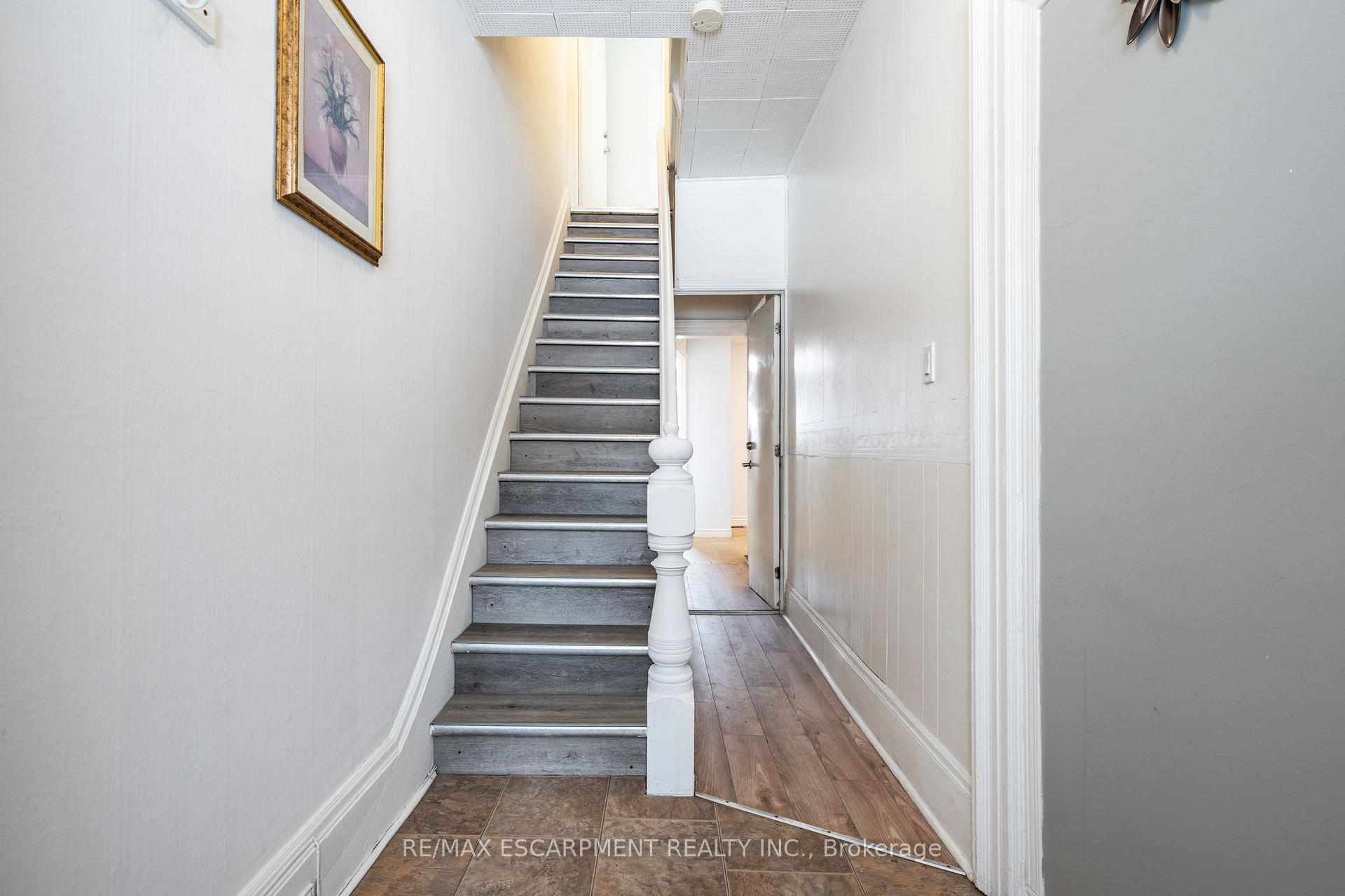 Photo 2 of 18 Fairholt Road N, Hamilton, Gibson — HOMEH