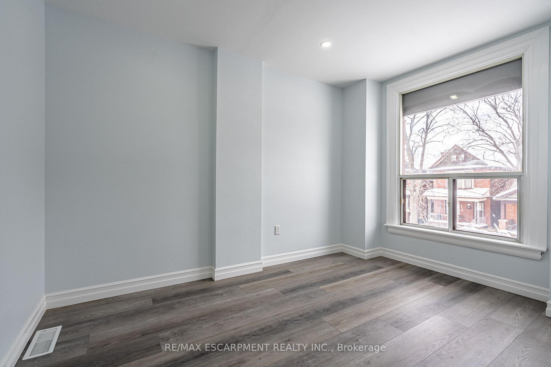 Photo 14 of 18 Fairholt Road N, Hamilton, Gibson — HOMEH