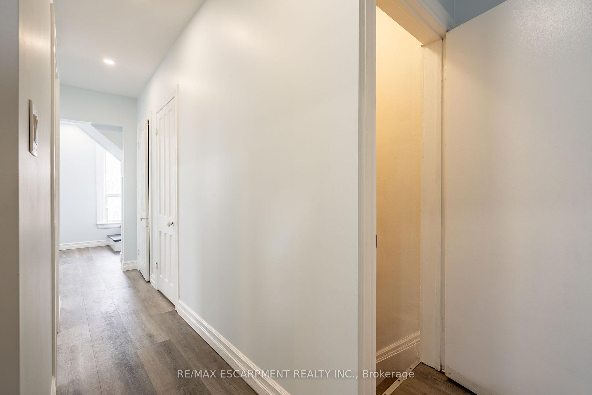 Photo 23 of 18 Fairholt Road N, Hamilton, Gibson — HOMEH