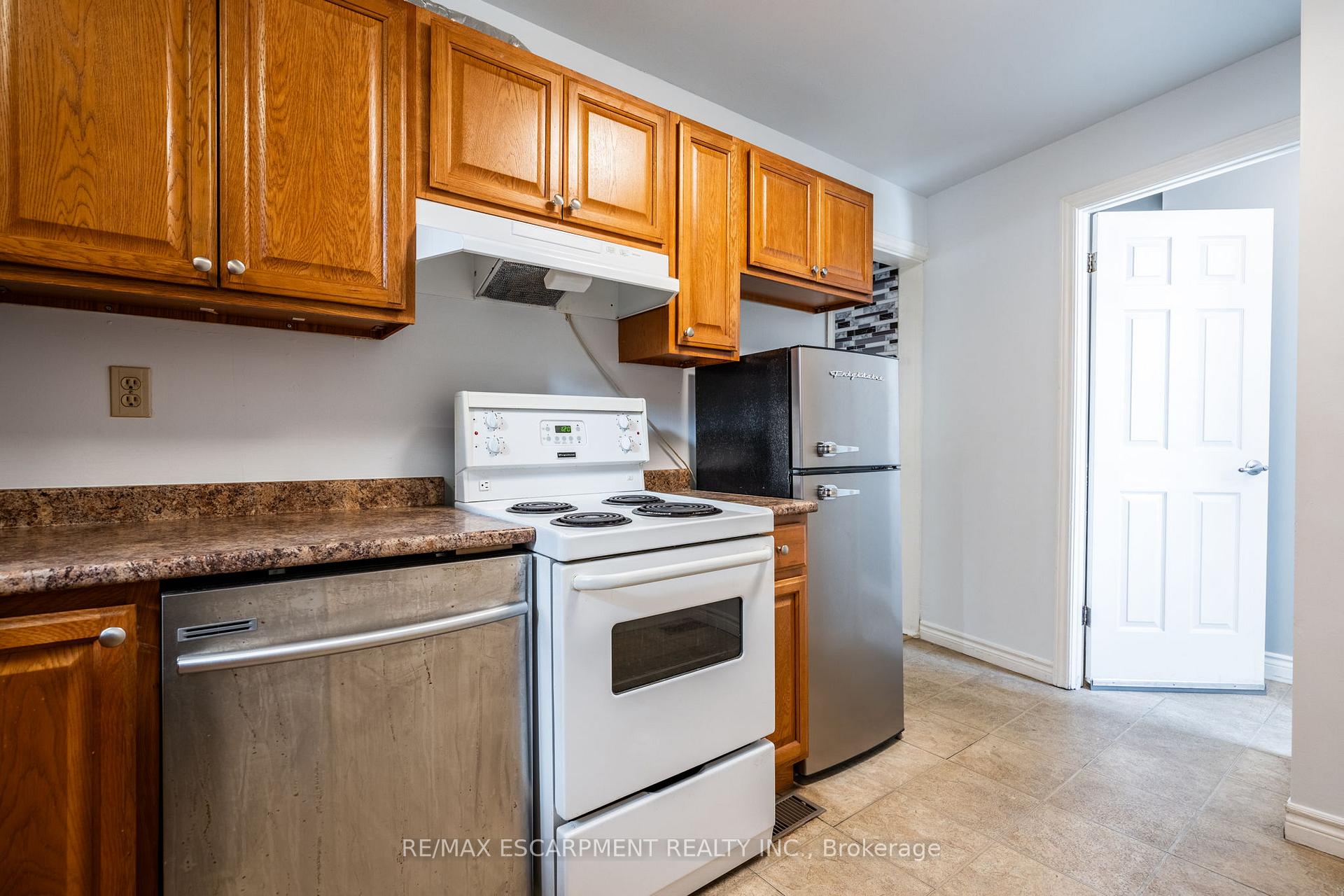 Photo 25 of 18 Fairholt Road N, Hamilton, Gibson — HOMEH