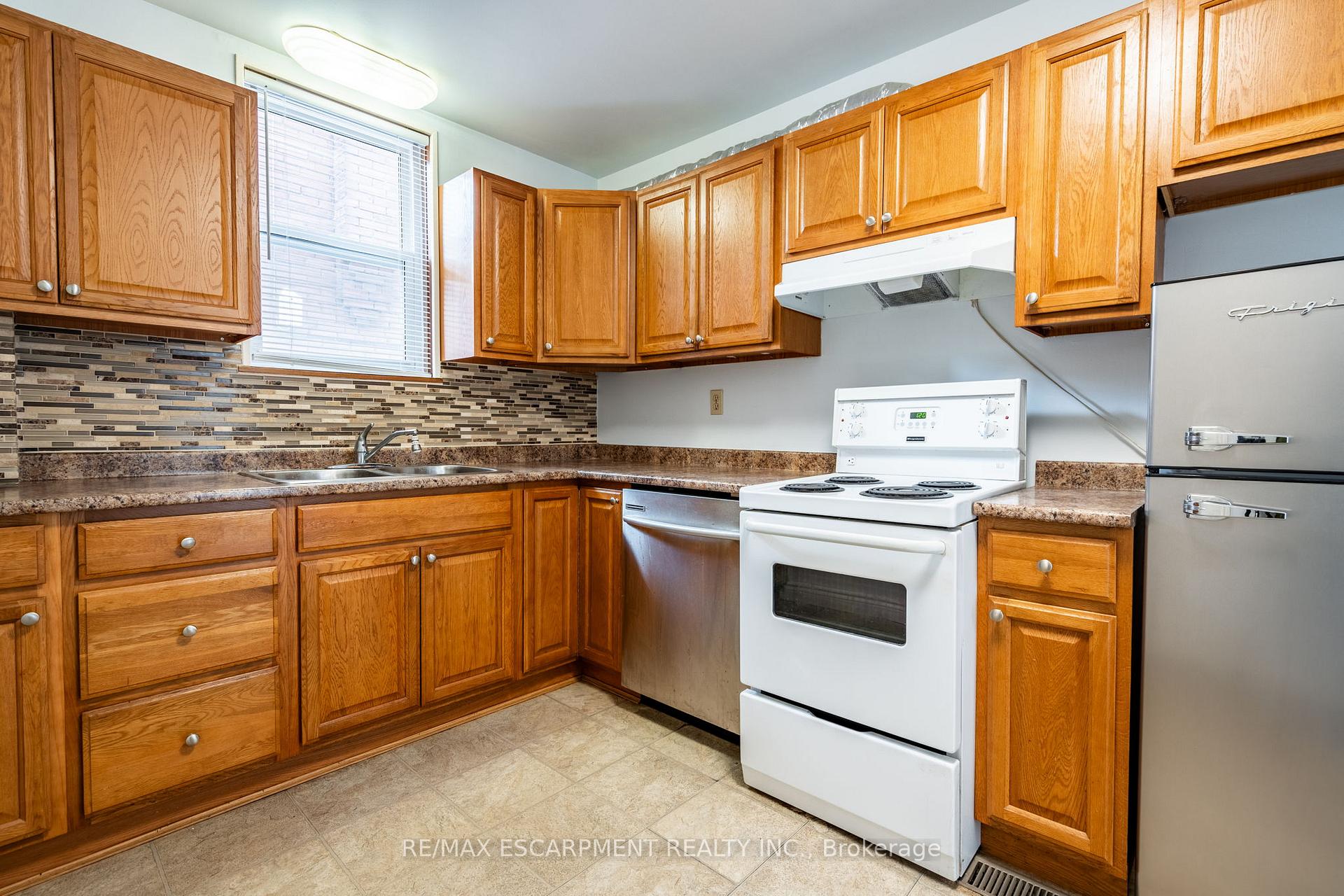 Photo 26 of 18 Fairholt Road N, Hamilton, Gibson — HOMEH
