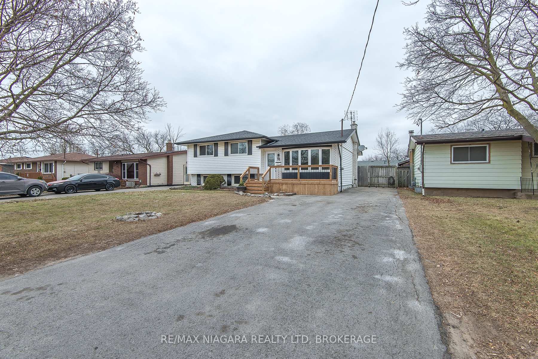 Photo 2 of 16 Huntley Crescent, St. Catharines, Carlton/Bunting — HOMEH
