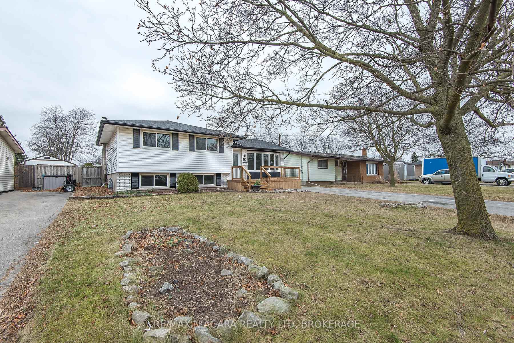 Photo 3 of 16 Huntley Crescent, St. Catharines, Carlton/Bunting — HOMEH