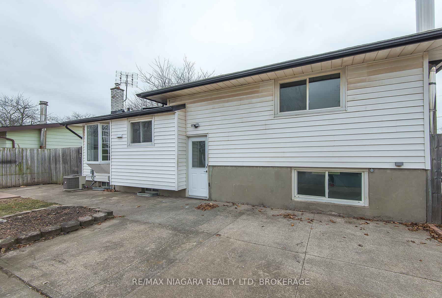 Photo 5 of 16 Huntley Crescent, St. Catharines, Carlton/Bunting — HOMEH