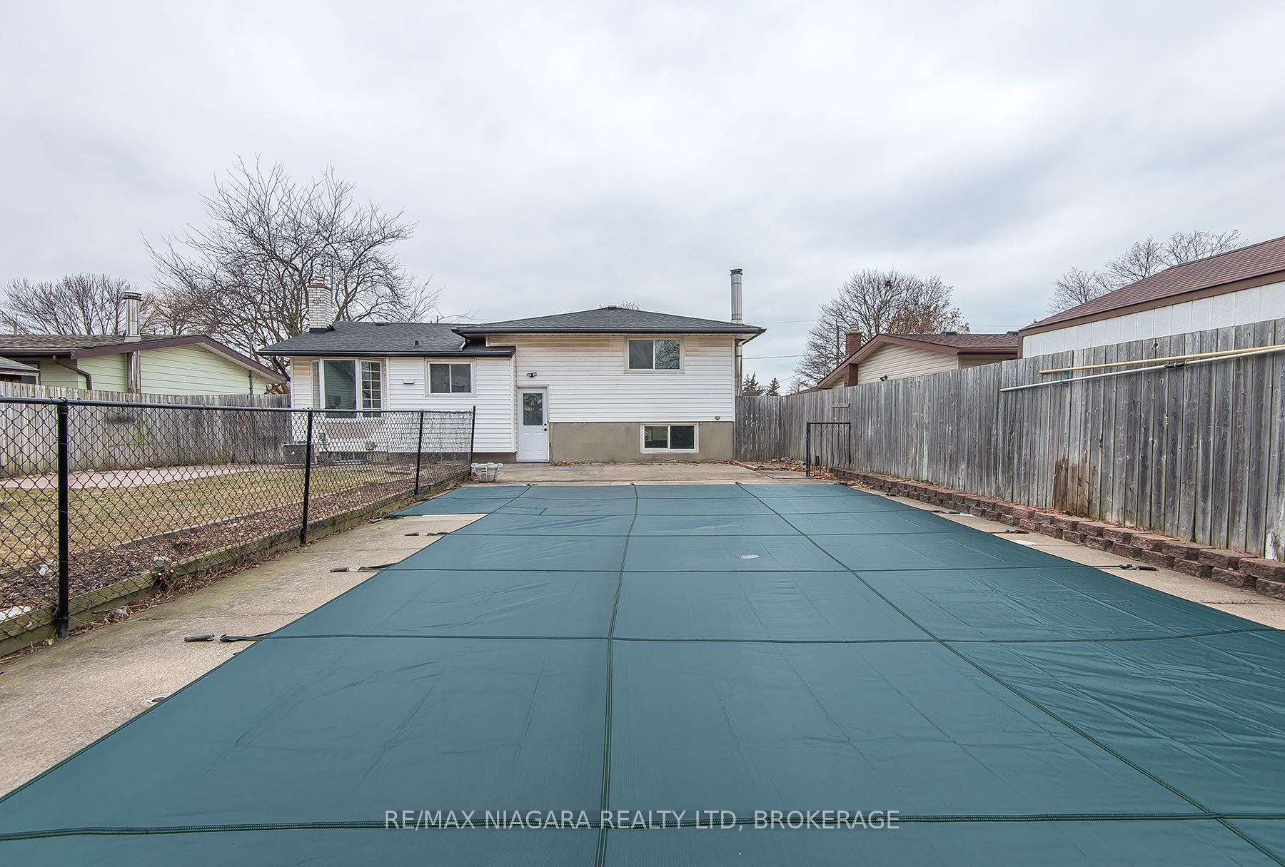 Photo 10 of 16 Huntley Crescent, St. Catharines, Carlton/Bunting — HOMEH