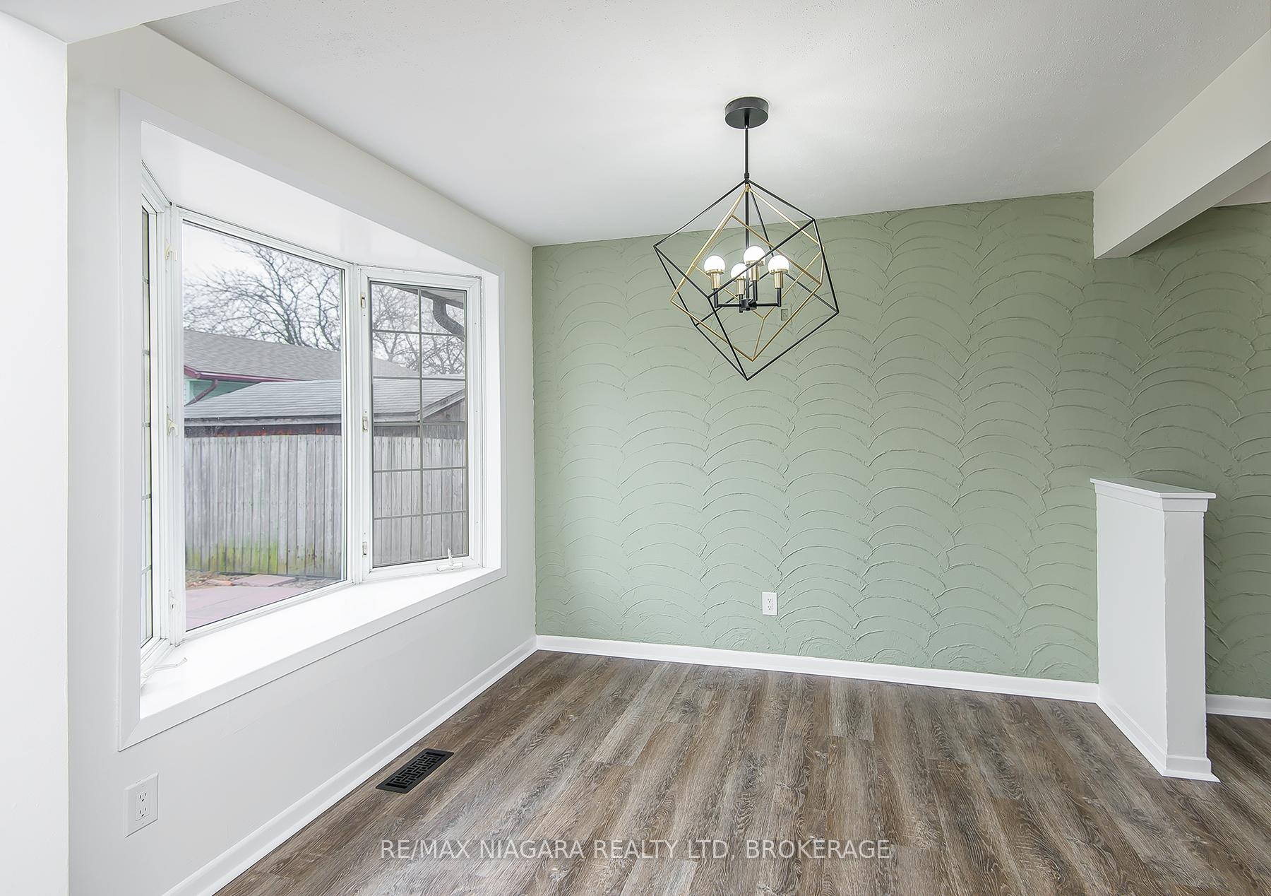 Photo 17 of 16 Huntley Crescent, St. Catharines, Carlton/Bunting — HOMEH