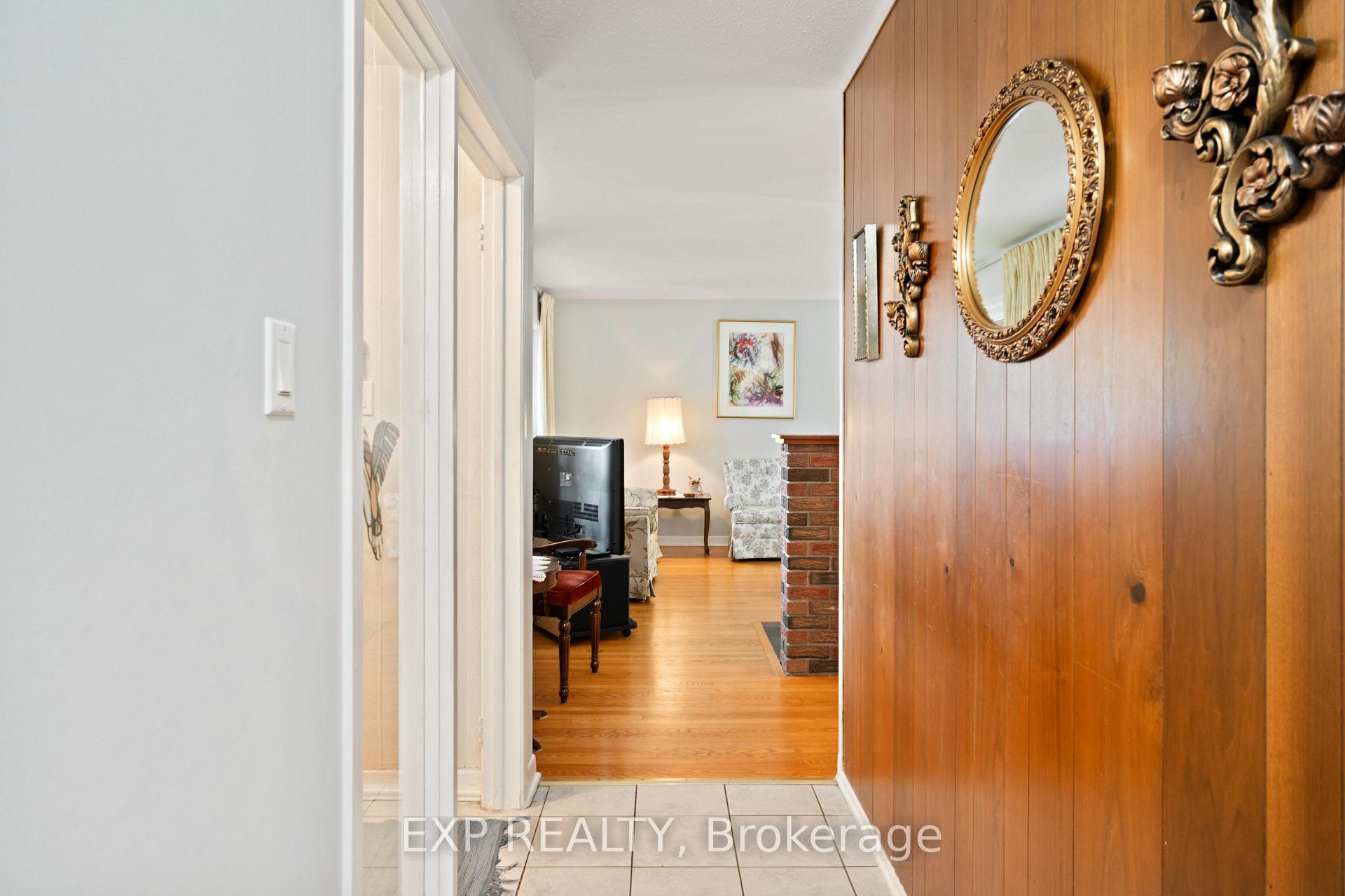 Photo 6 of 1233 Meadowlands Drive E, Ottawa, City View/Skyline/Fisher Heights/Parkwood Hills — HOMEH