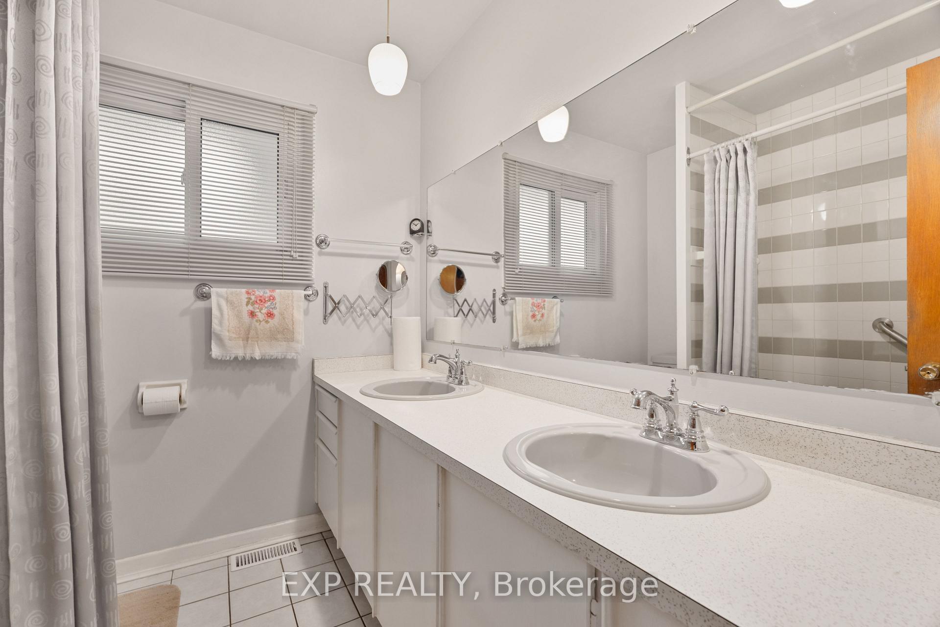 Photo 27 of 1233 Meadowlands Drive E, Ottawa, City View/Skyline/Fisher Heights/Parkwood Hills — HOMEH