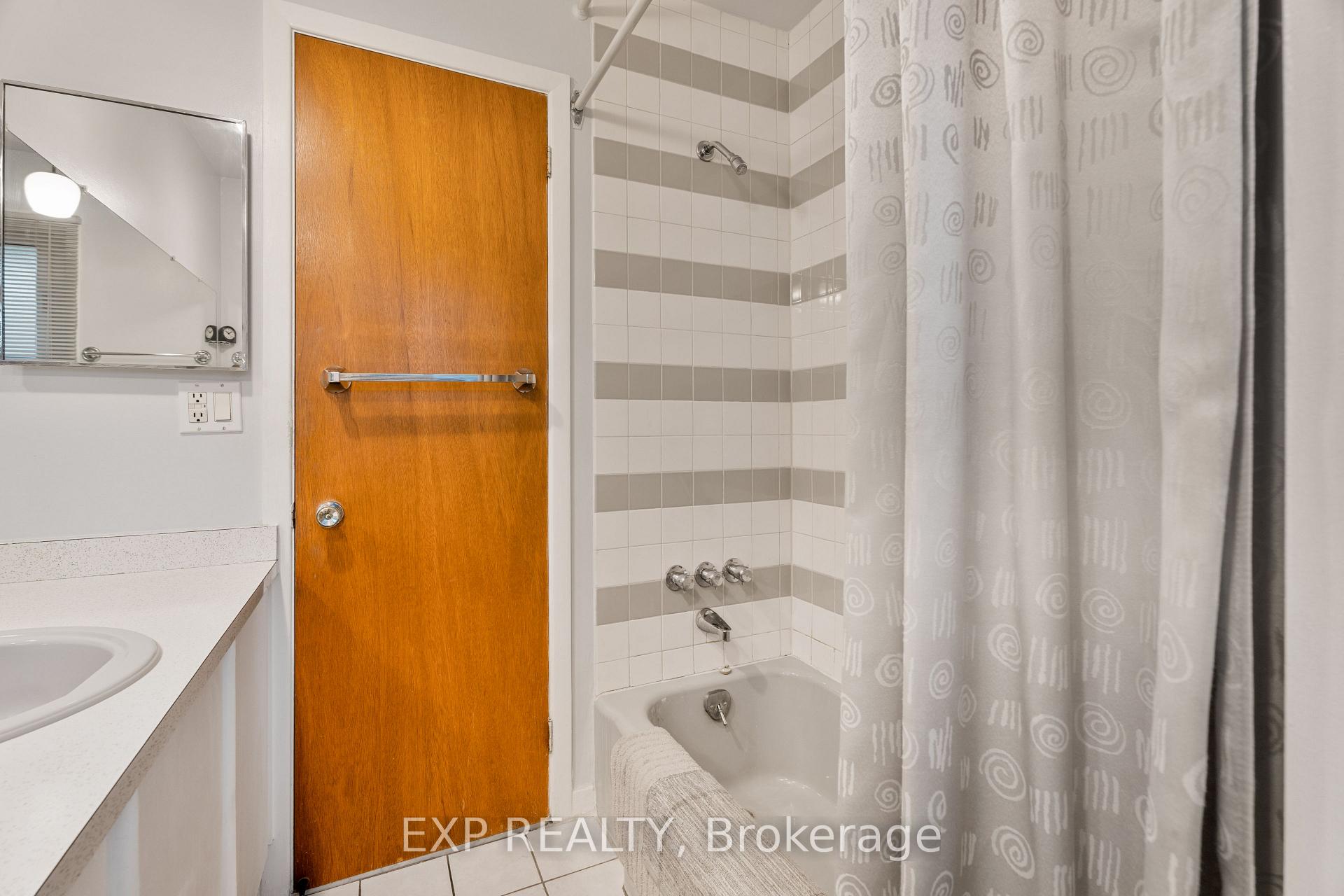 Photo 28 of 1233 Meadowlands Drive E, Ottawa, City View/Skyline/Fisher Heights/Parkwood Hills — HOMEH