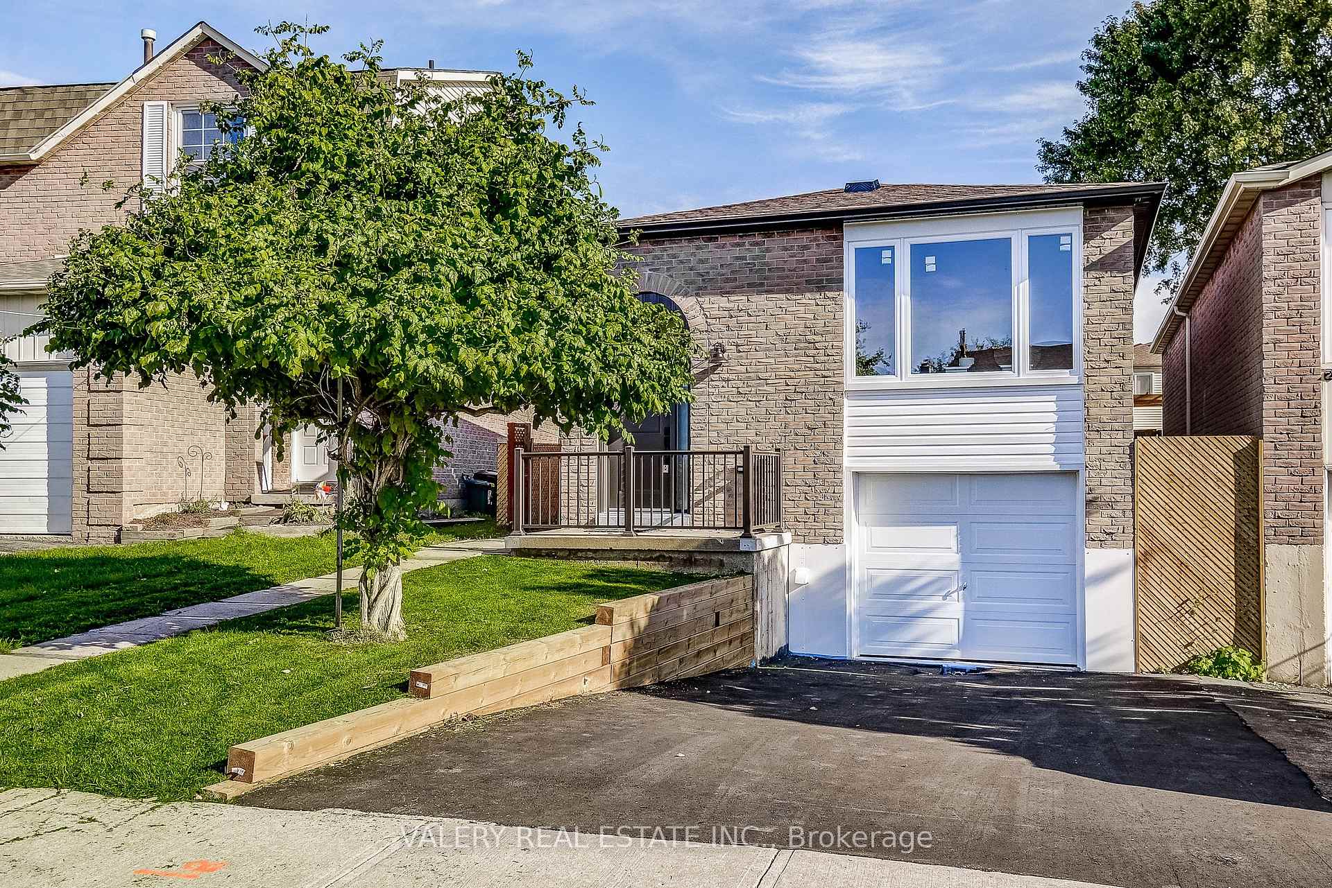 Photo 3 of 26 Garden Crescent, Hamilton, Burkholme — HOMEH