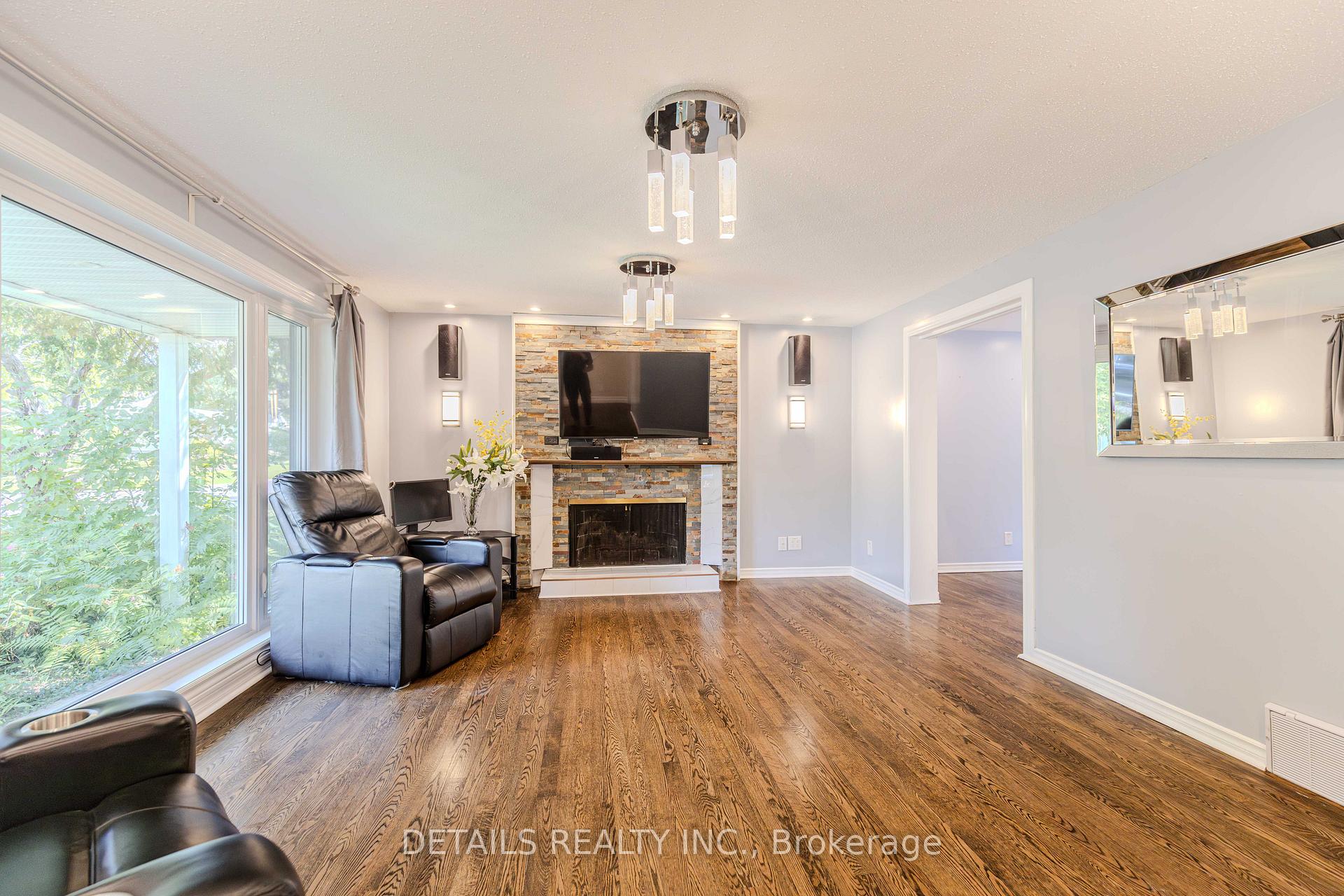 Photo 3 of 20 Trillium Avenue E, Ottawa, City View/Skyline/Fisher Heights/Parkwood Hills — HOMEH