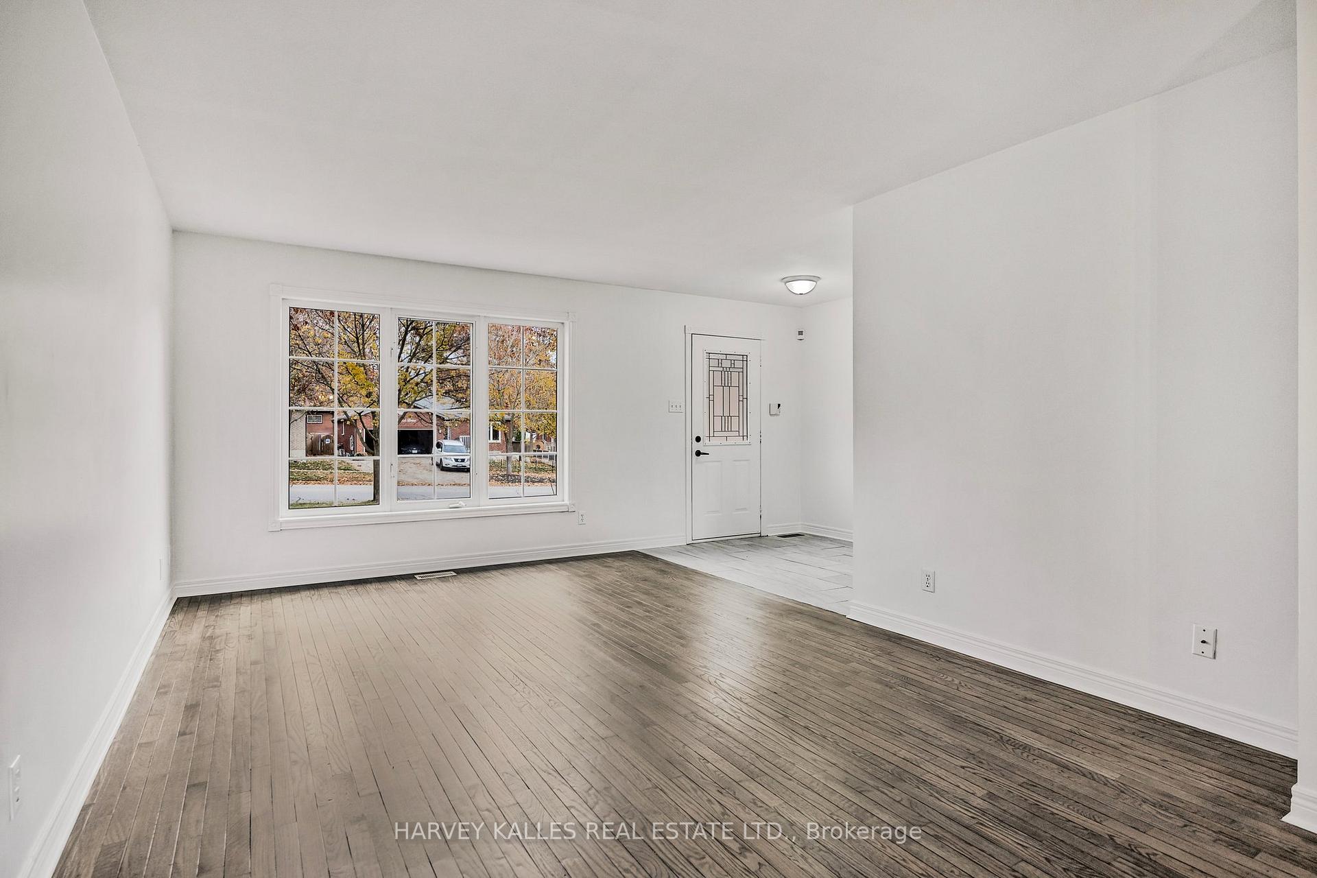 Photo 3 of 380 Leacock Drive, Barrie, Letitia Heights — HOMEH