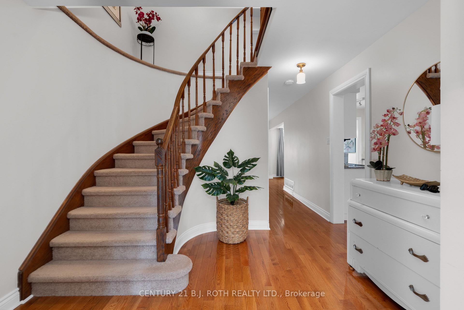 Photo 5 of 108 Garden Drive, Barrie, Allandale Heights — HOMEH