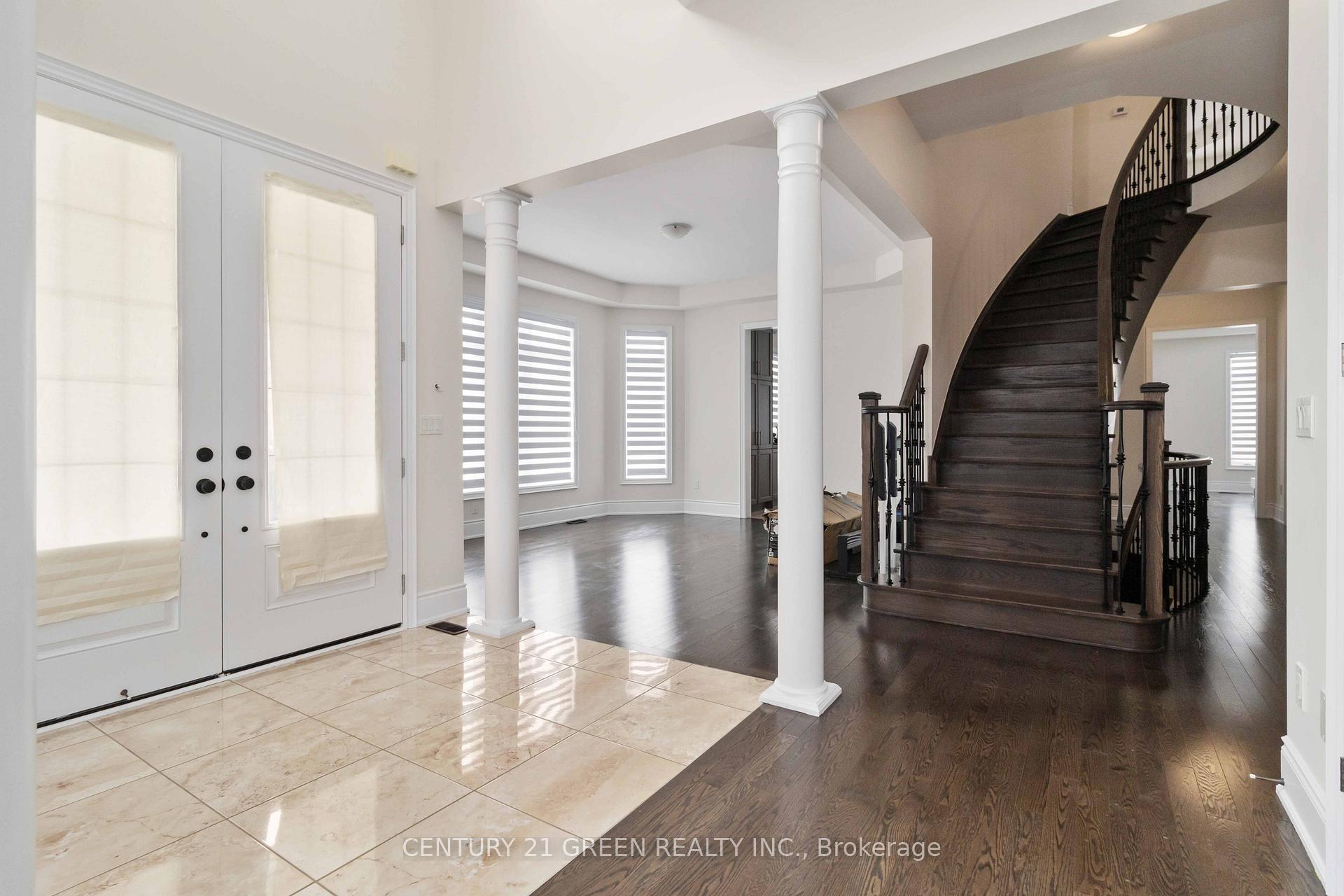 Photo 4 of 13 Foothills Crescent, Brampton, Toronto Gore Rural Estate — HOMEH