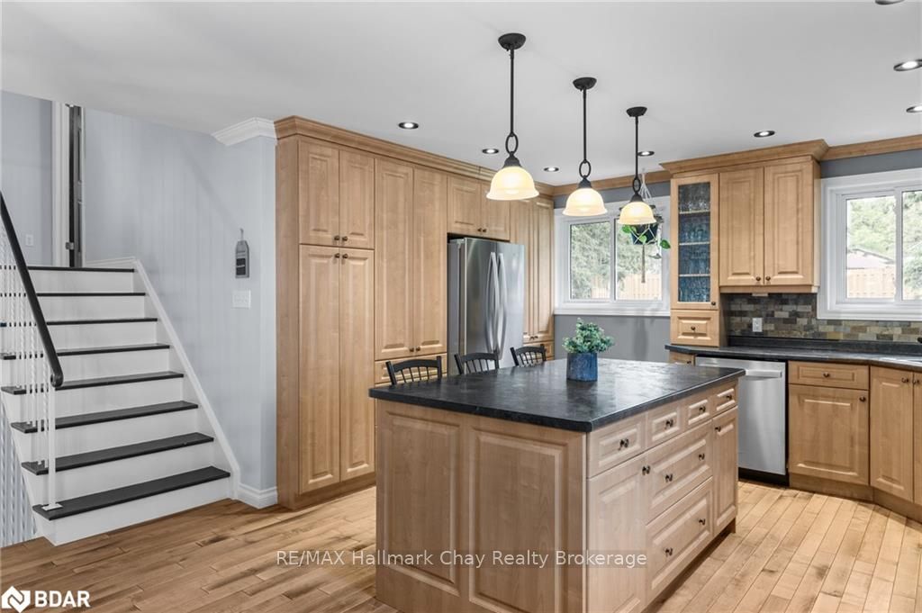 Photo 13 of 22 Baker Crescent, Barrie, Cundles East — HOMEH